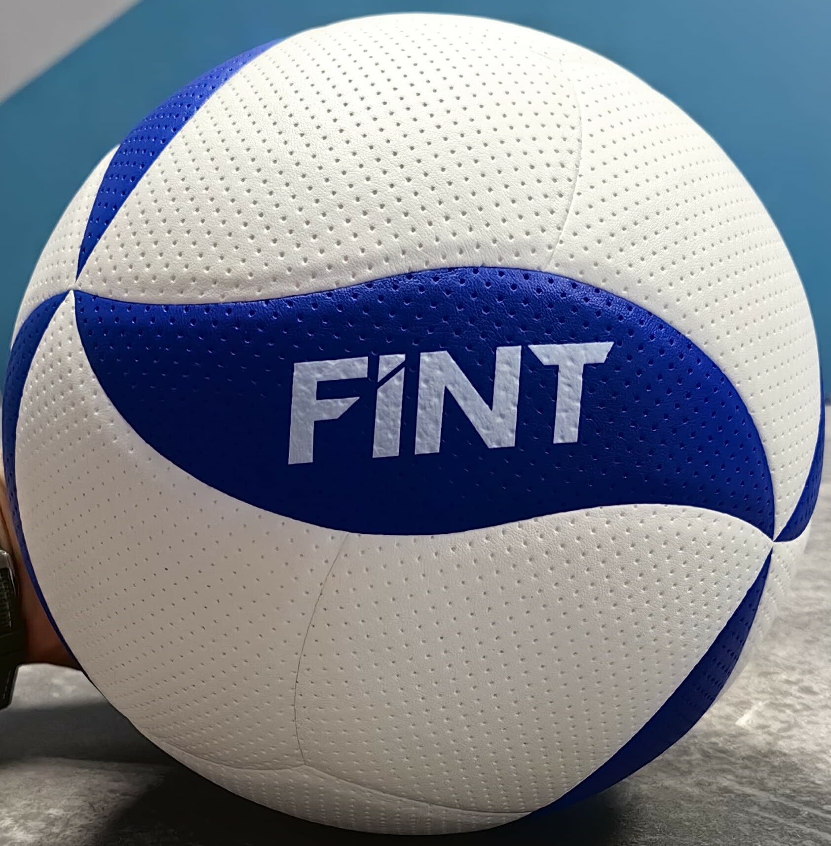 Мяч волейбольный FINT V300Z, 18 склеенных панелей, размер 5, Синий-белый цвета. Россия — фото 1