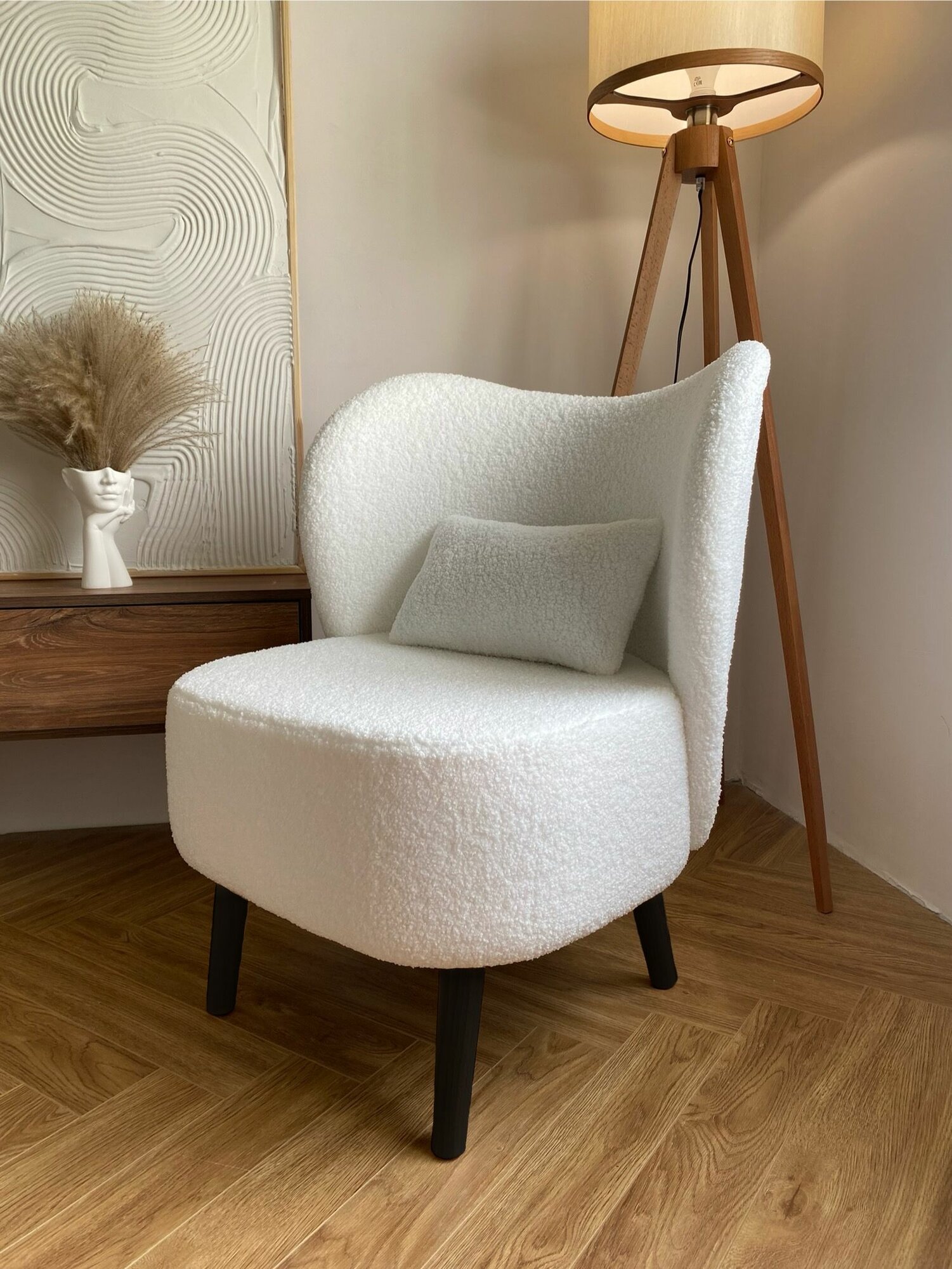 Кресло мягкое с подушечкой в белом цвете