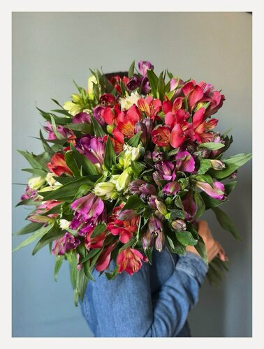 Изображение товара Букет живых цветов ярких альстромерий – взрыв красок и долгая радость!