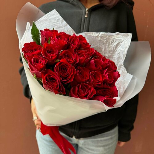 Изображение товара Букет красно-малиновых кенийских роз из 25 красно-малиновых кенийских роз, высота 40 см