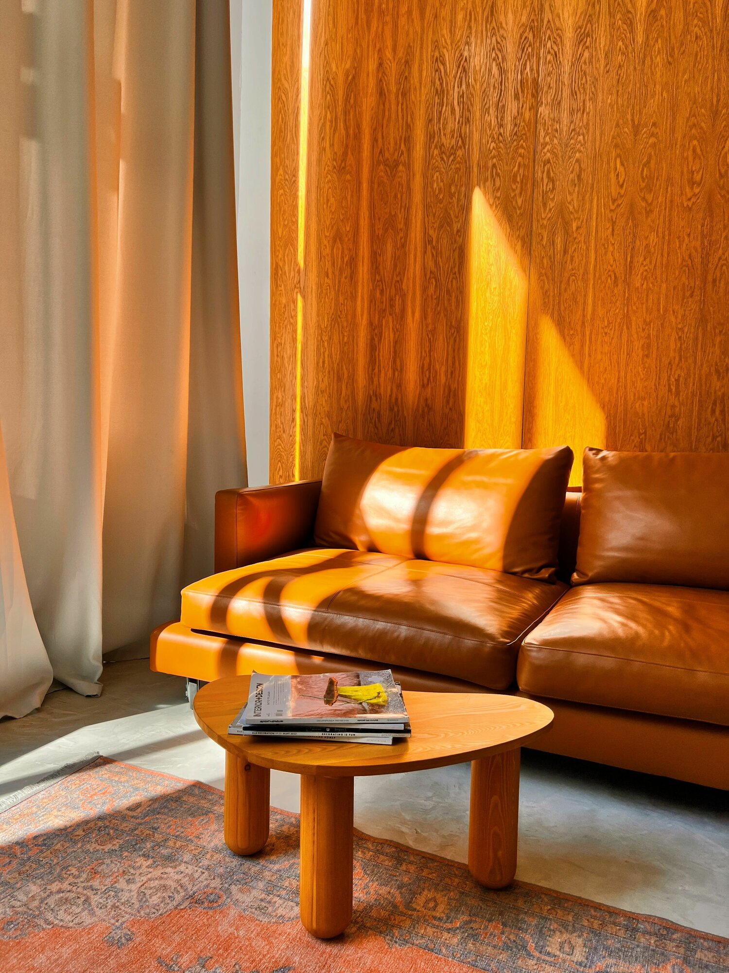 Деревянный журнальный столик из лиственницы изогнутой формы с массивными ножками DAPA Designs