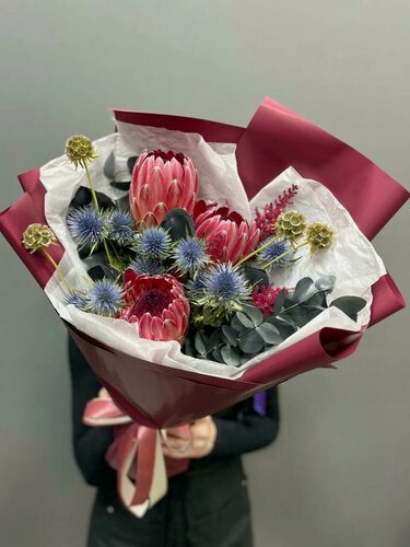 Изображение товара Интерьерный букет с тремя протеями, эрингиумом и эвкалиптом в бордовой упаковке