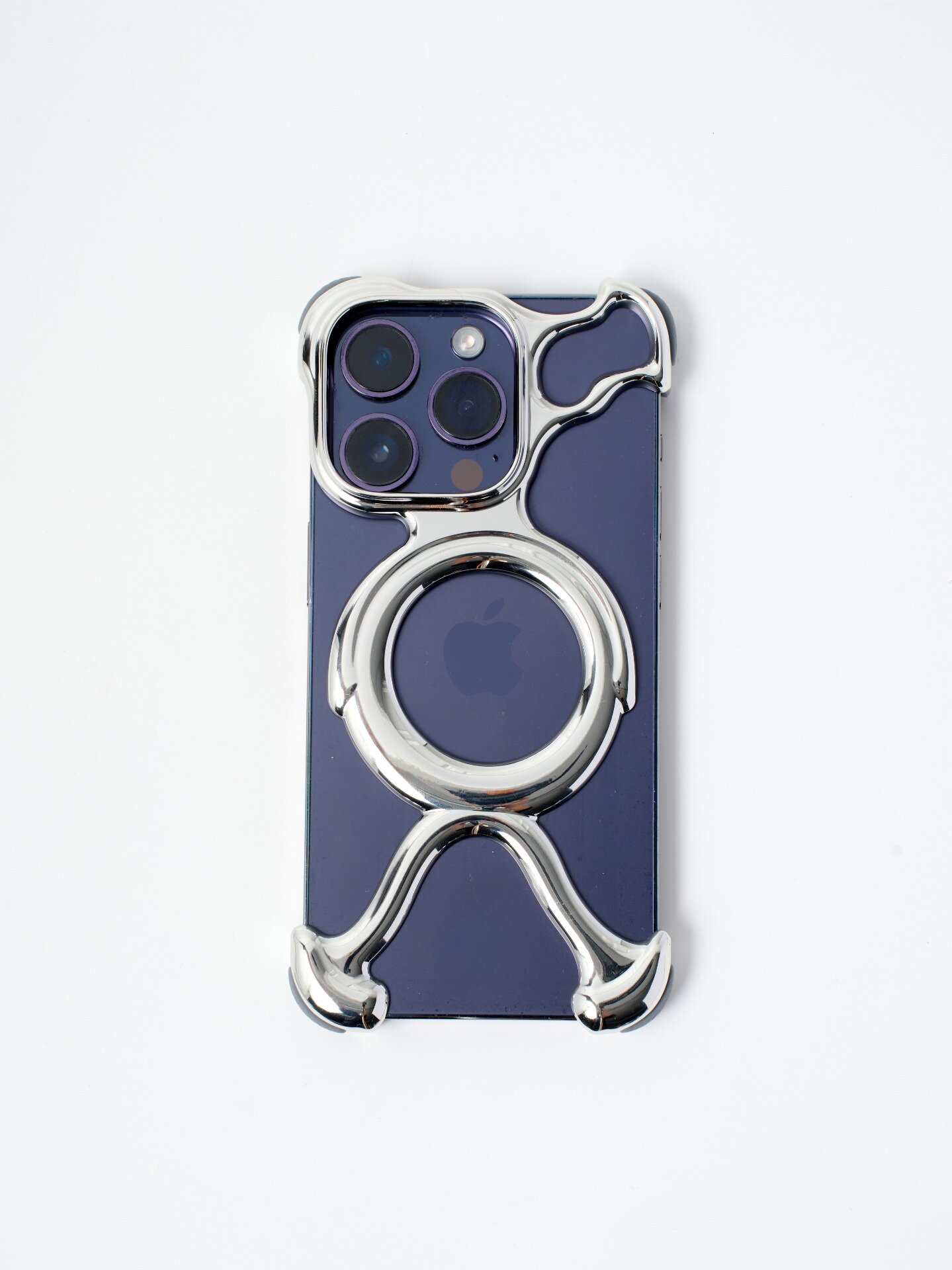 Чехол на Айфон 16 Про (iPhone 16 Pro) с ударопрочным покрытием, серебро — фото 1