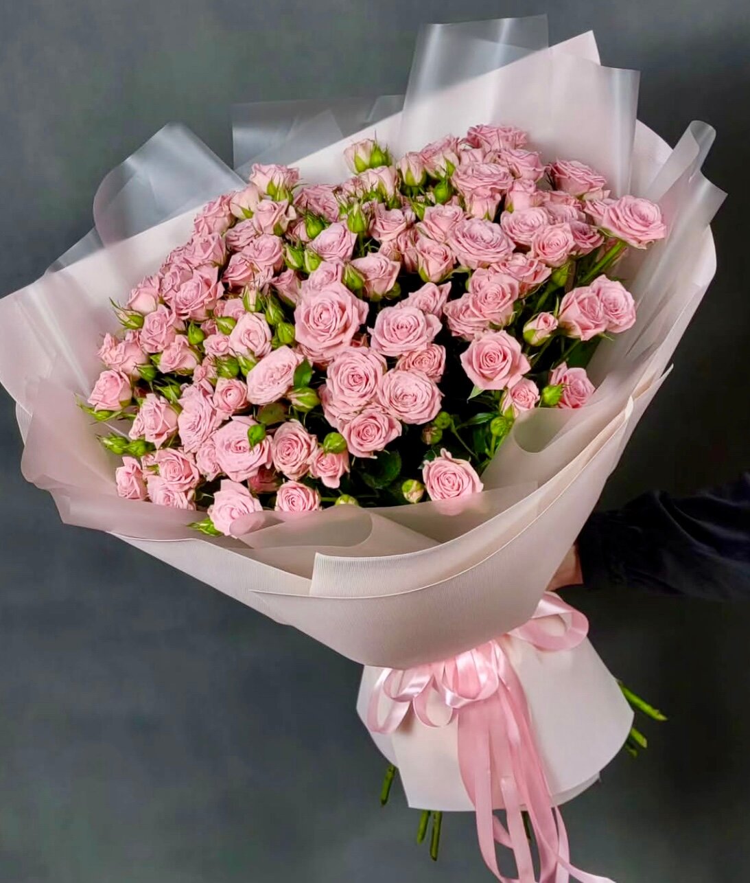 Пышные Кустовые Розы 41 штука нежно розовые цветы высота 50 см