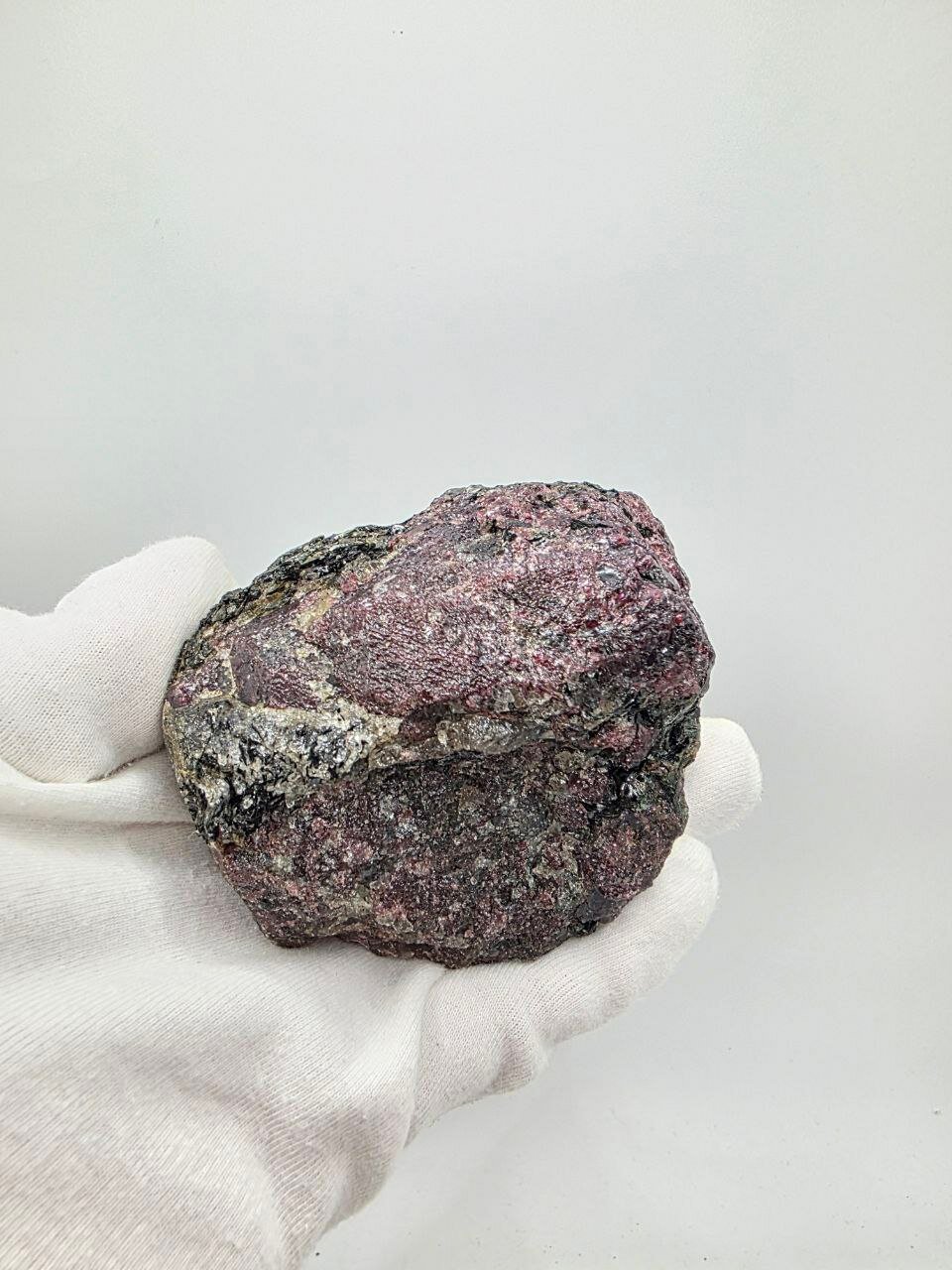 Гранат (альмандин) коллекционный 90 мм, 646 г, Северная Карелия — фото 1