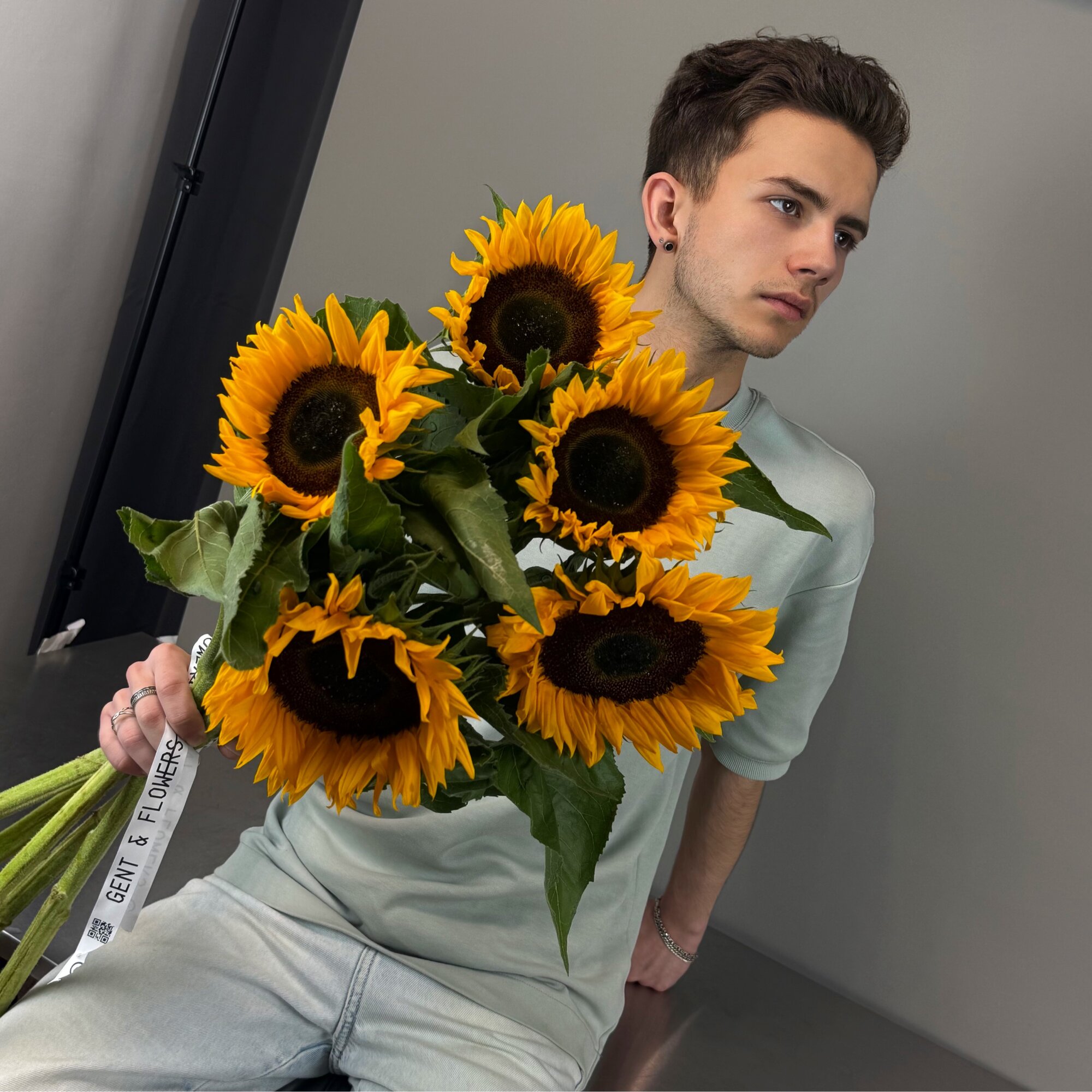 Монобукет GENT & FLOW "Подсолнухи" 5 цветков жёлто-зелёный аквабокс