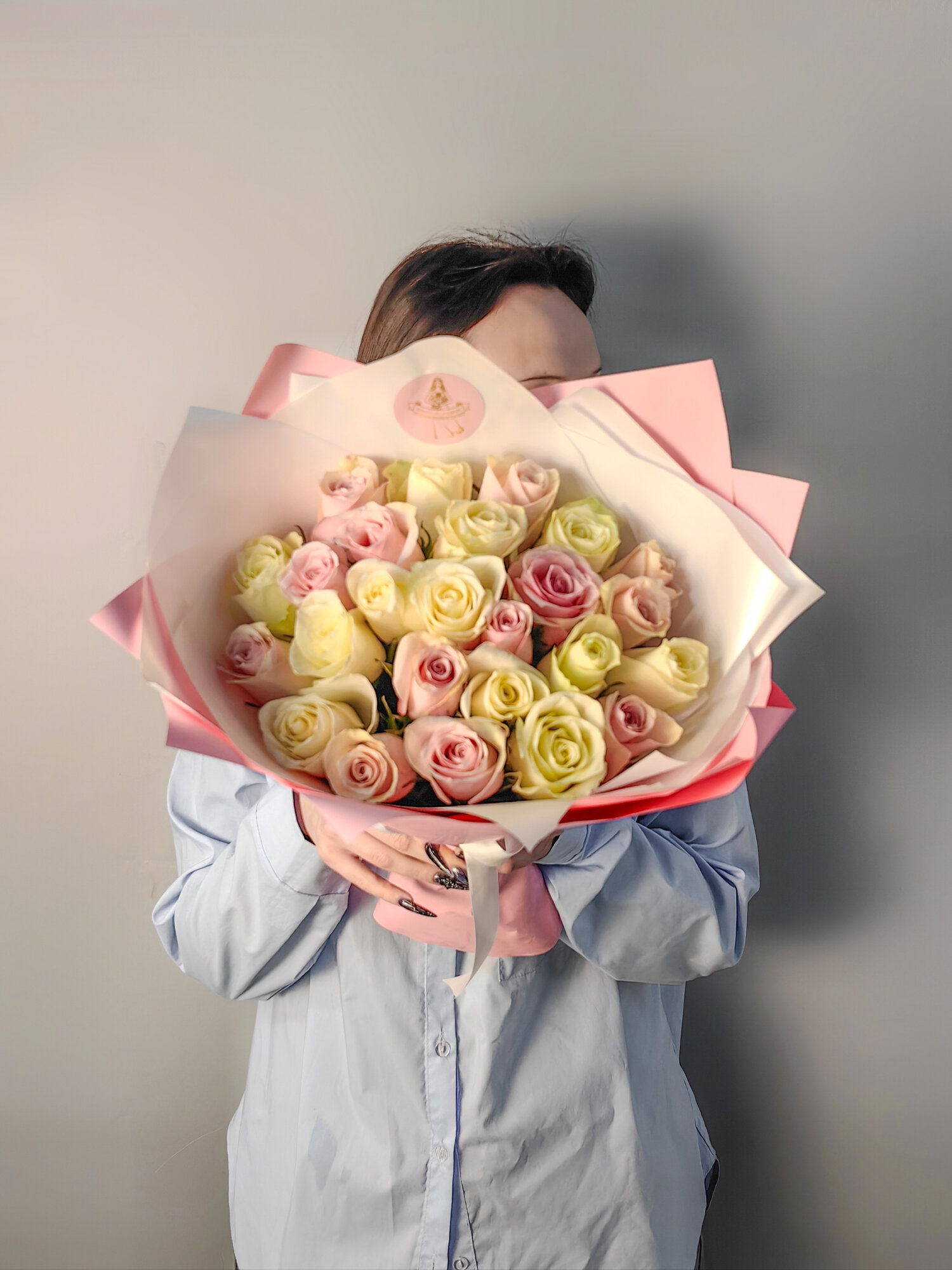 Монобукет из 25 шт розово-белой розы Кения длина 40 см в стильной авторской упаковке