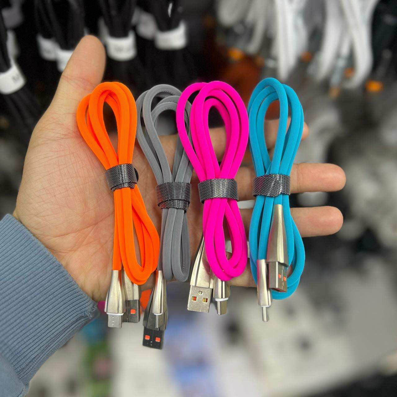 USB кабель для зарядки, усиленный, быстрый заряд, цветнойДанный USB-кабель предназначен для зарядки и передачи данных между мобильными устройствами и источниками питания.