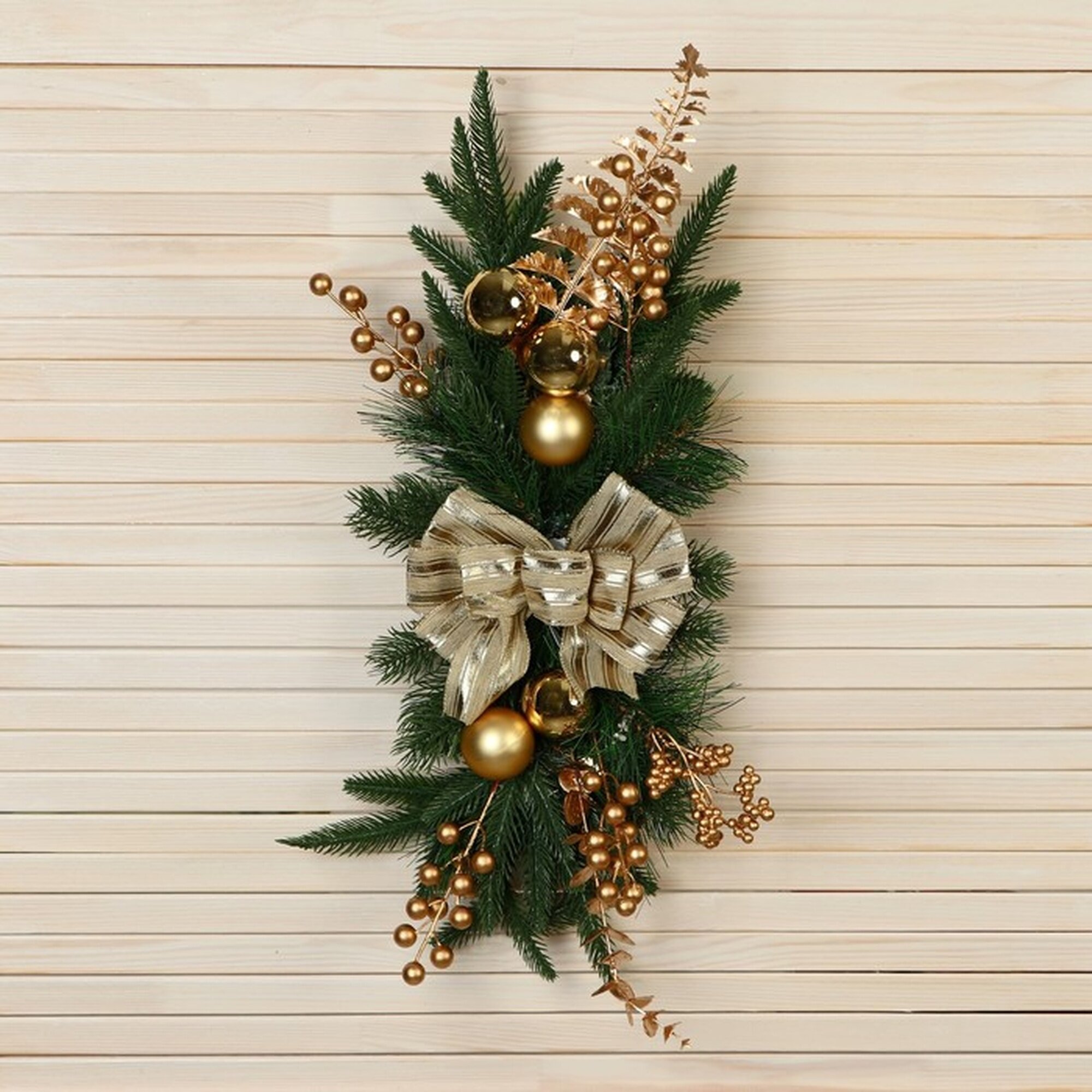 Новогодняя композиция «Зимнее волшебство. Уютная сказка» хвойная 50 см золотистая
