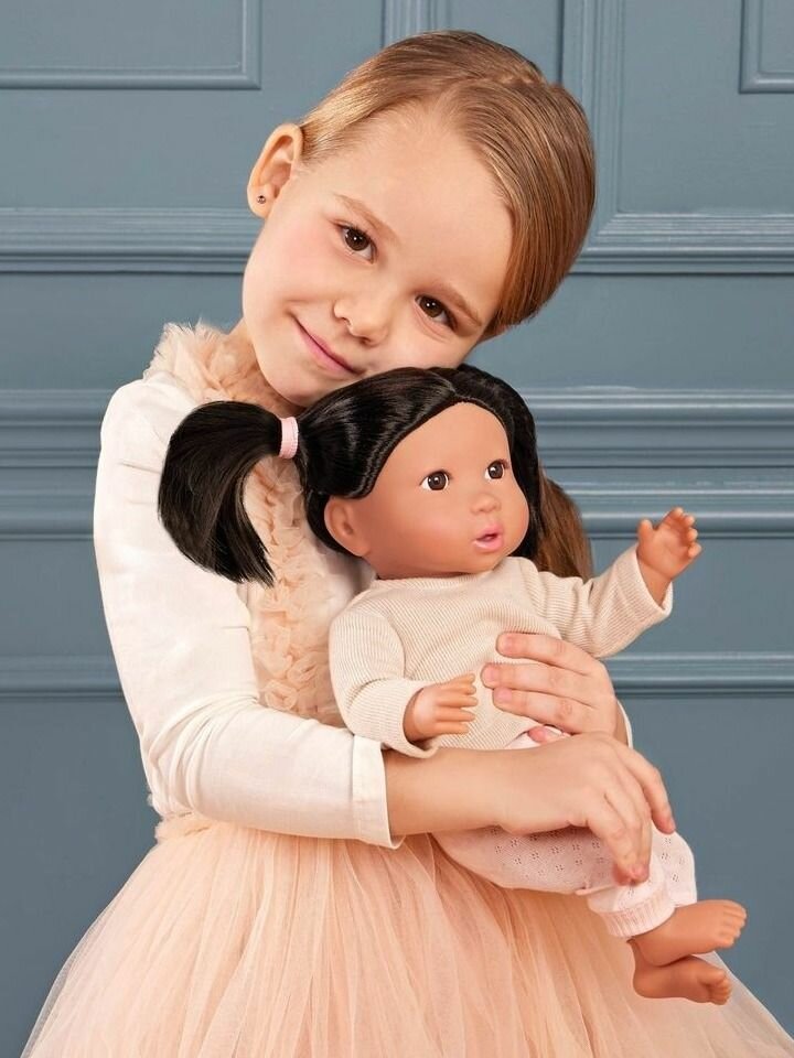 LULLABABY (BATTAT) Кукла-пупс 35 см с тёмными волосами в бежевом кофте, азиатка