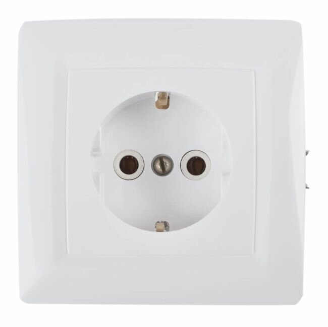 Розетка встраиваемая с заземлением  цвет белый