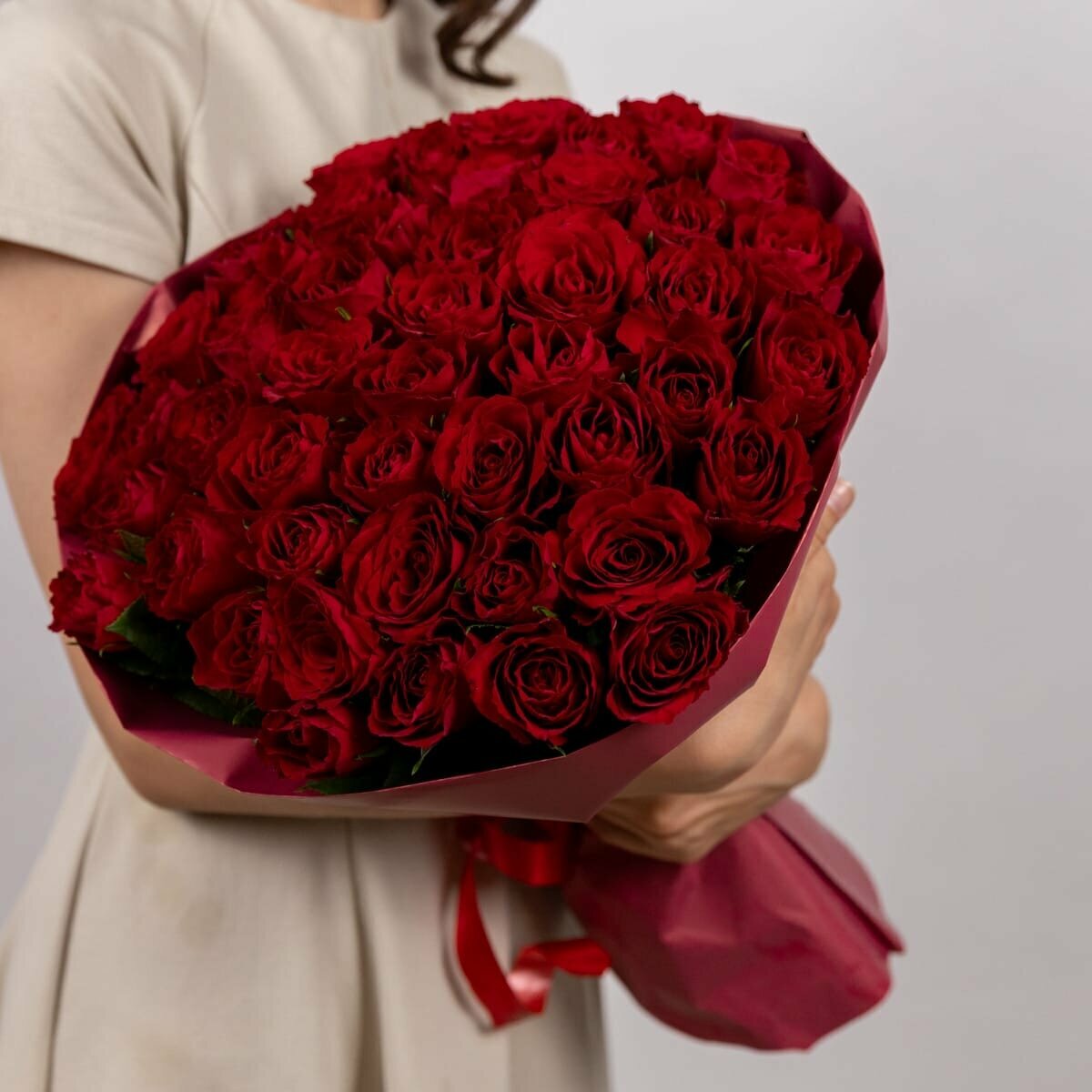 51 бордово-красная роза Madam Red 40см