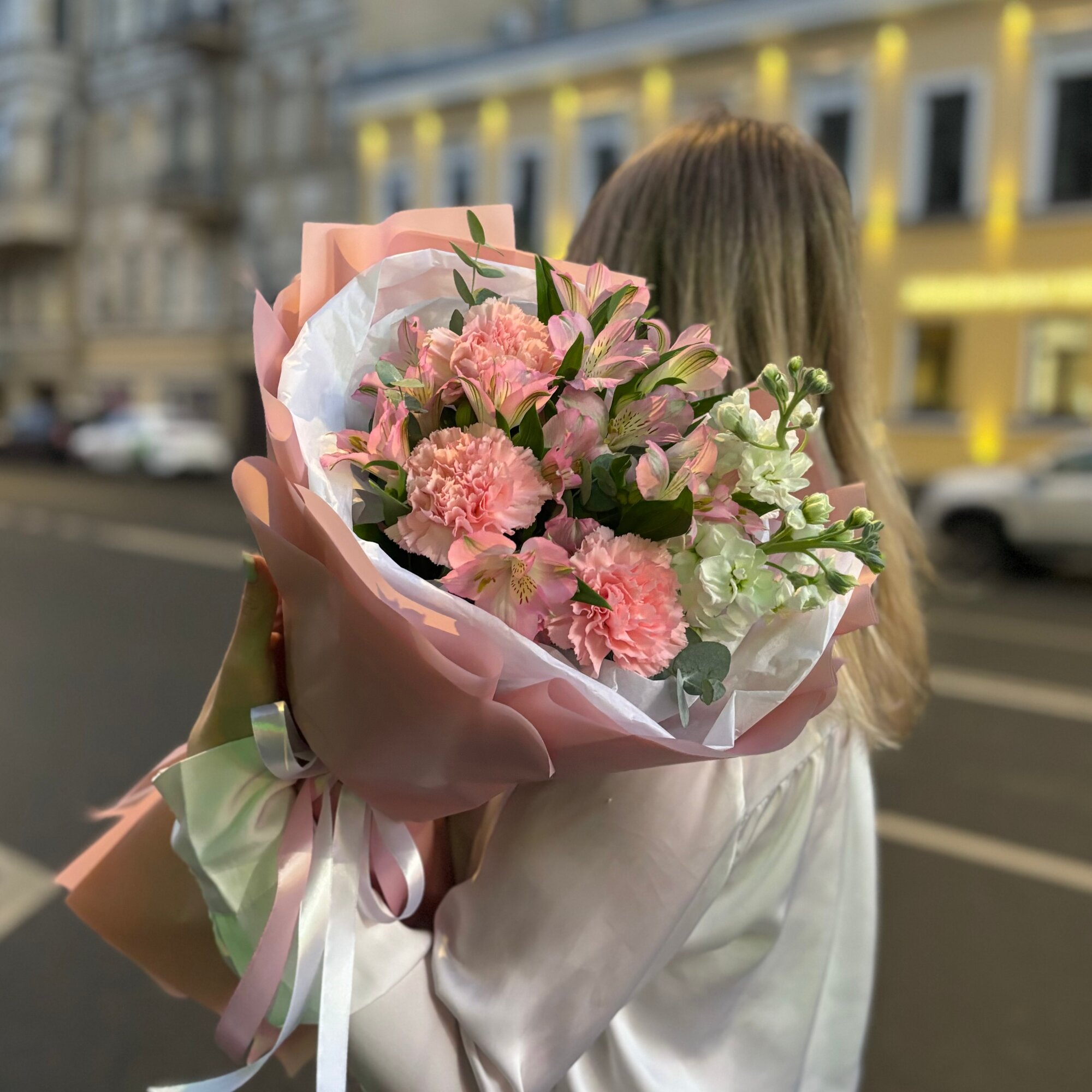"Трепетные чувства" авторский букет из розовых диантусов, альстромерий и ароматной матиолы — фото 1