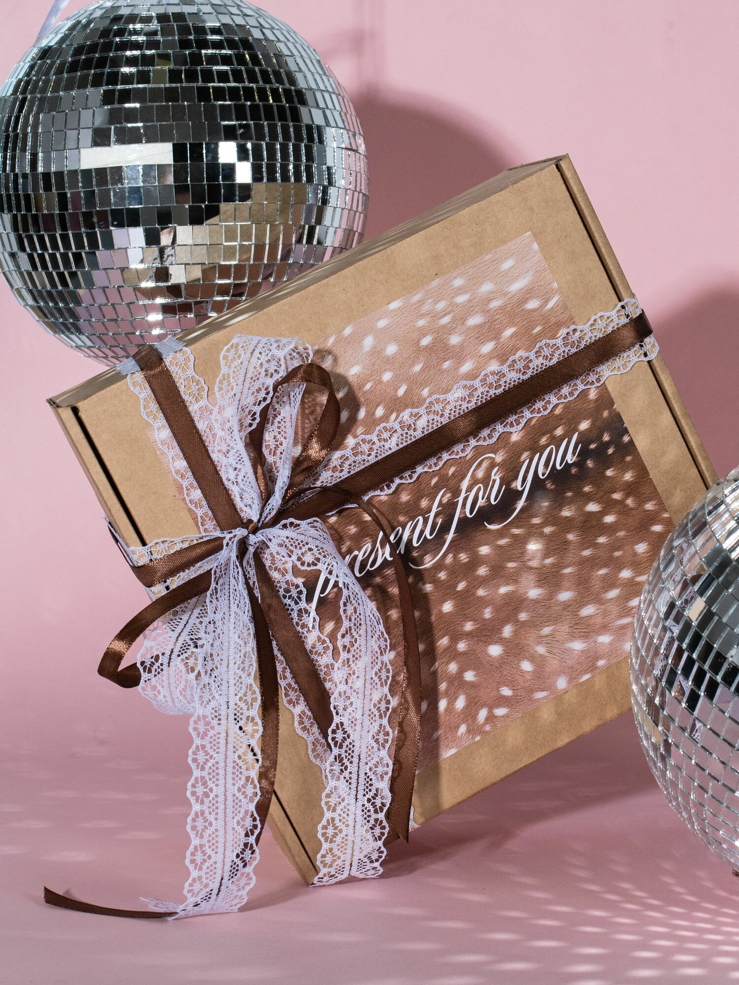 Коробка подарочная, квадратная, белая, коричневая, 22x22x10 см