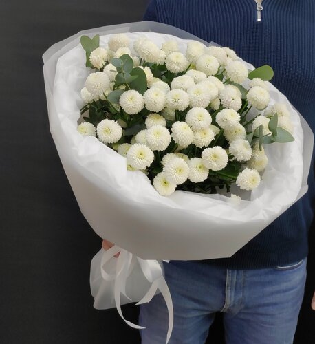 Изображение товара Букет белоснежных хризантем Ньютон с эвкалиптом, высотой 60 см. в коробке с аквабоксом