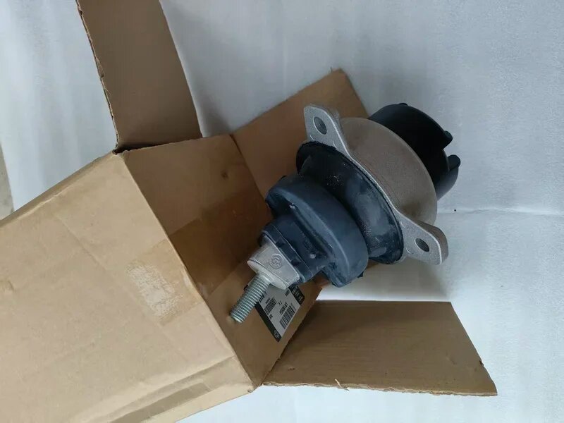 Опора двигателя LR180954 Left Land Rover Defender