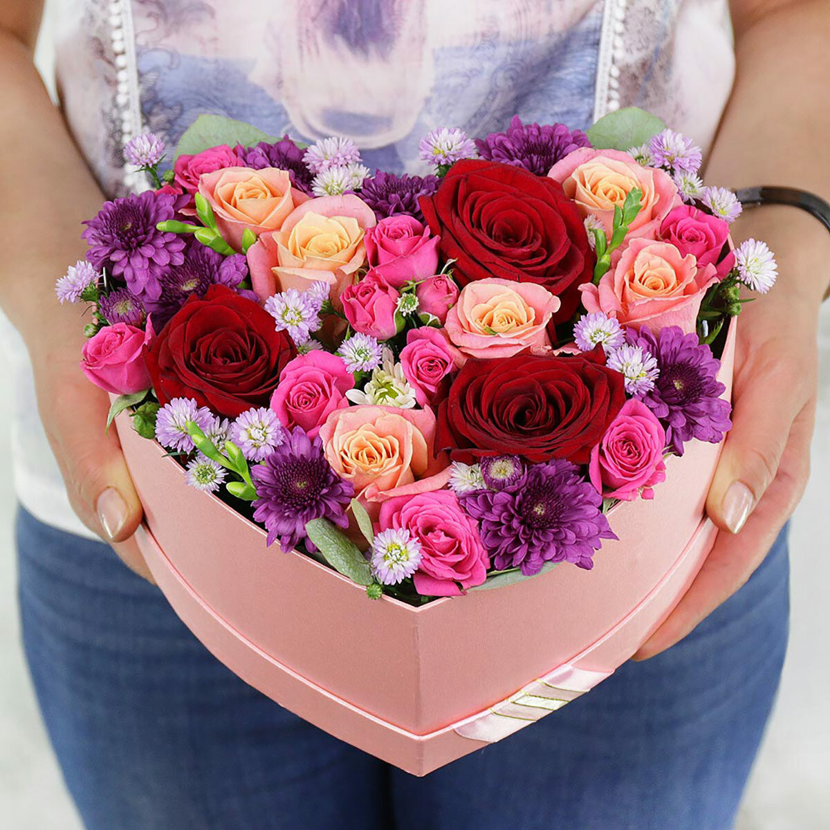 Букет Маркет "Букет в сердце" розы хризантемы астры листья эвкалипта микс оформление в форме сердца