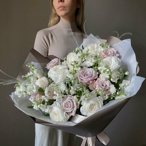 Изображение товара Пышный букет с ранункулюсами, маттиолой и пудровыми розами, в коробке и аквабоксе, размер L. Veresk 386