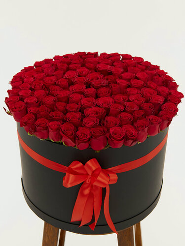 Изображение товара Свежие цветы в черной шляпной коробке (101 красная роза премиум с крупным бутоном)