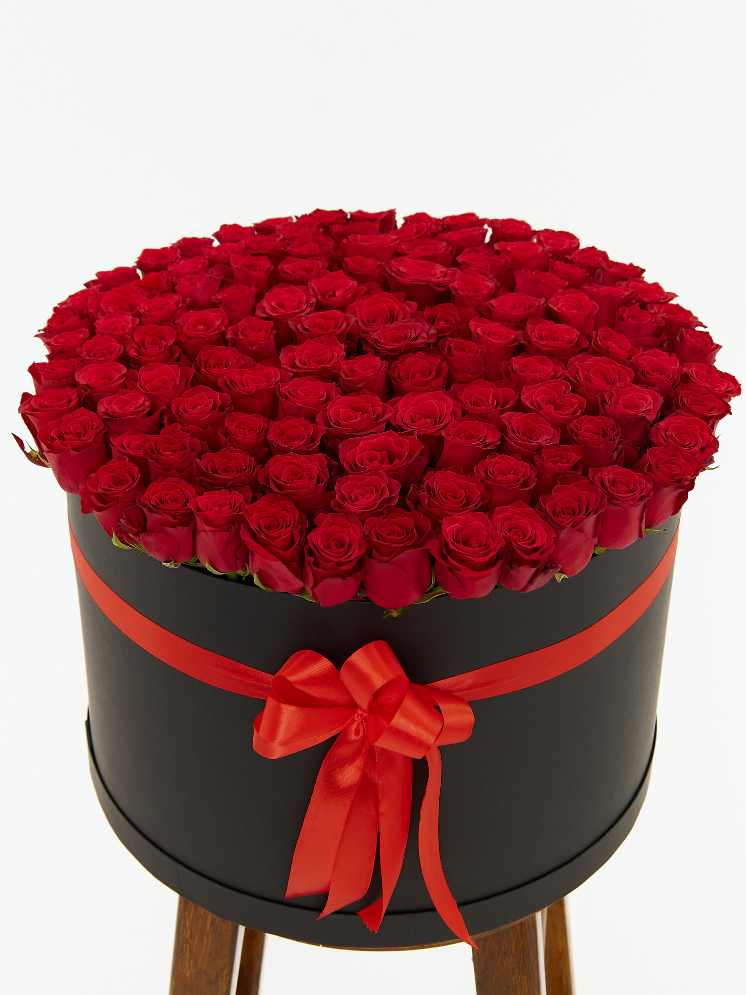 Свежие цветы в черной шляпной коробке (101 красная роза премиум с крупным бутоном)