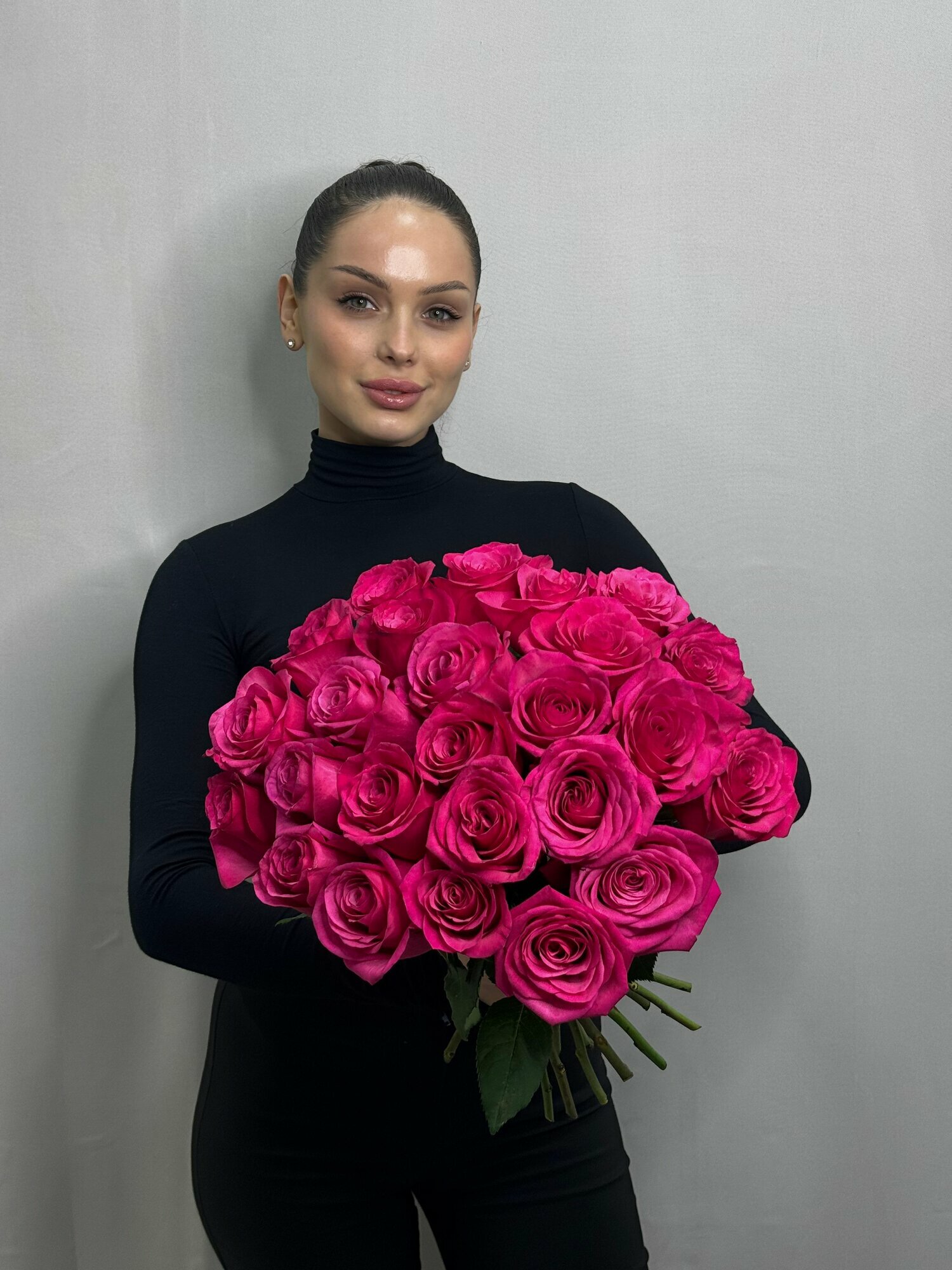 Букет из 23 роз "Малиново-Вишневые" под ленту высота 40 см