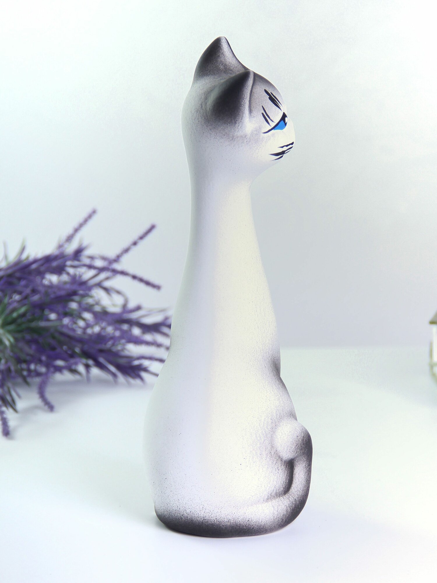 Кот Кит 25 см белый с серым матовый — фото 1