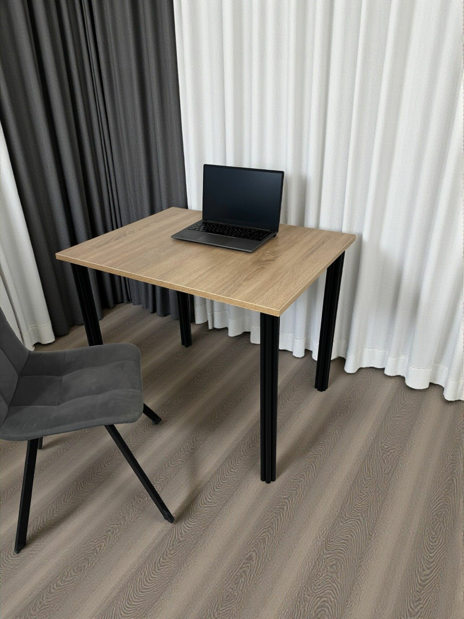 Стол дизайнерский компьютерный/ цвет столешницы Дуб Сонома, 90*70 см. Ножки черные.