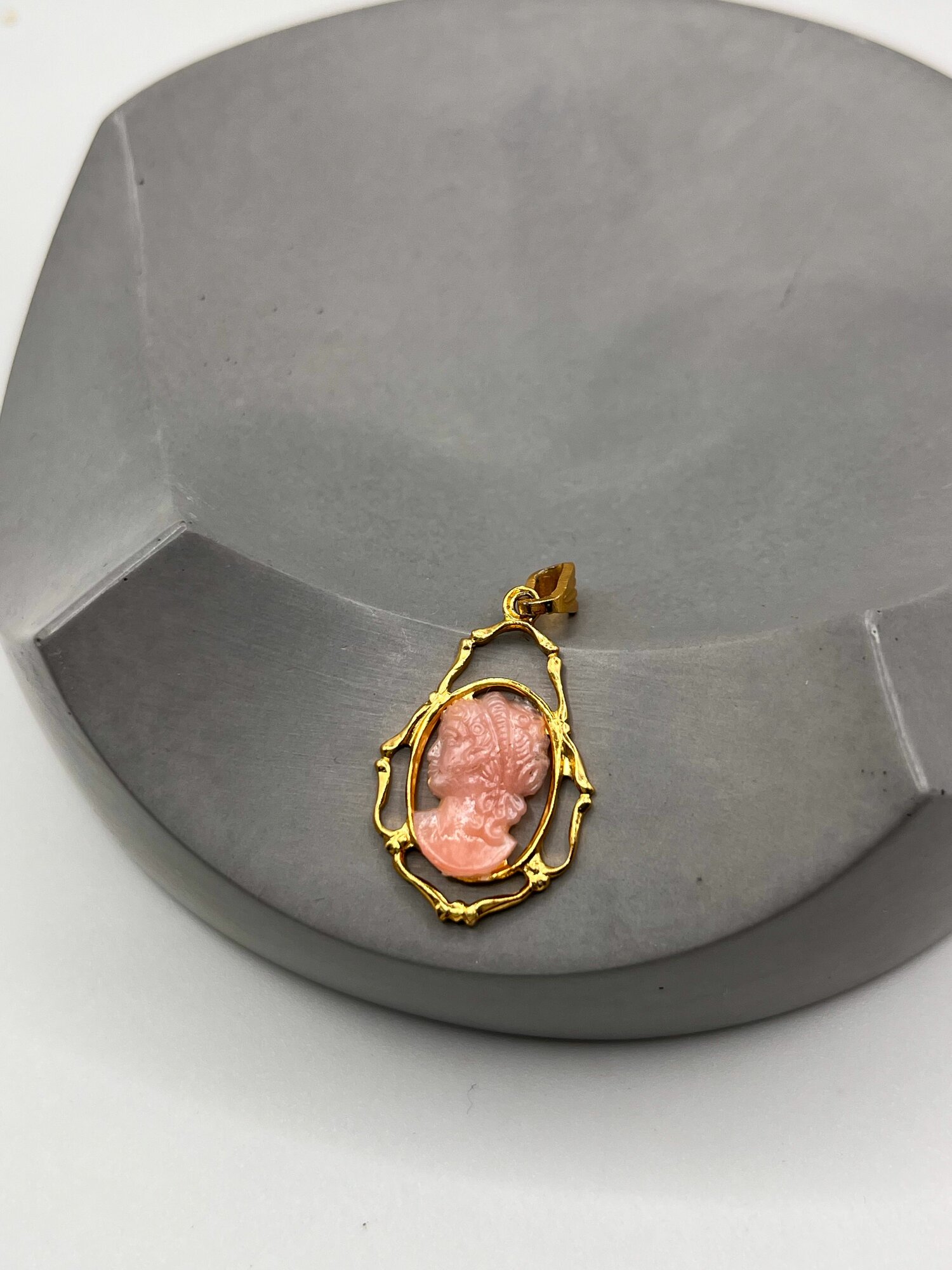 Винтажный позолоченный кулон, камея