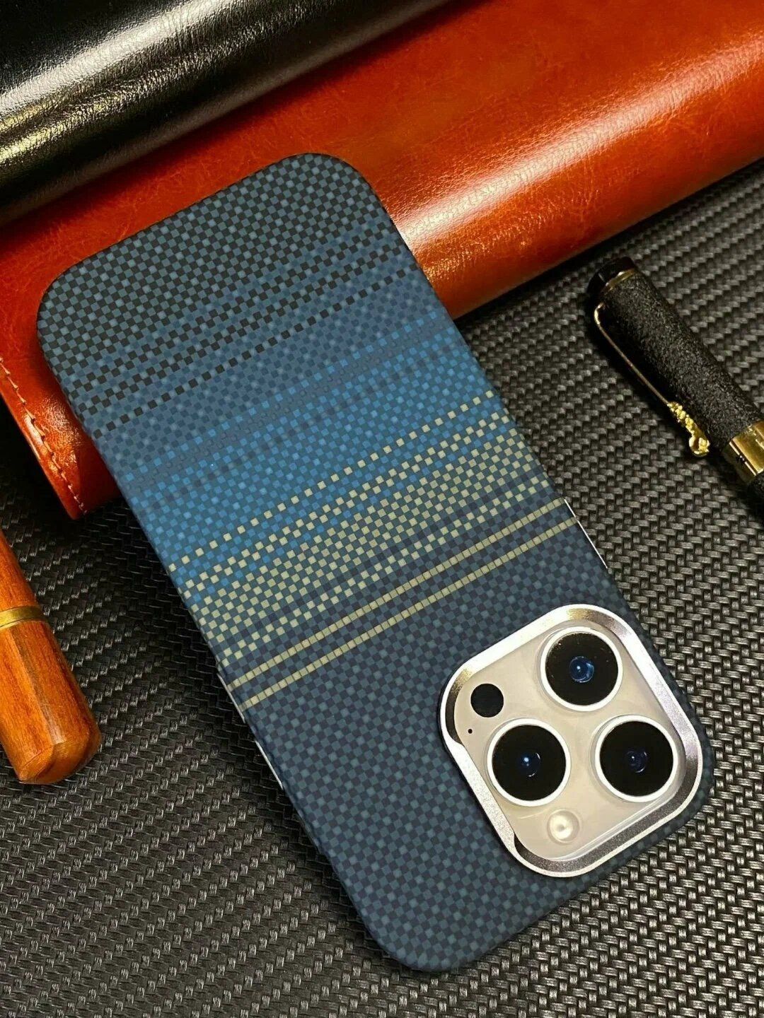 Защитный чехол с карбоновой текстурой для iPhone 14 Pro Max — фото 1