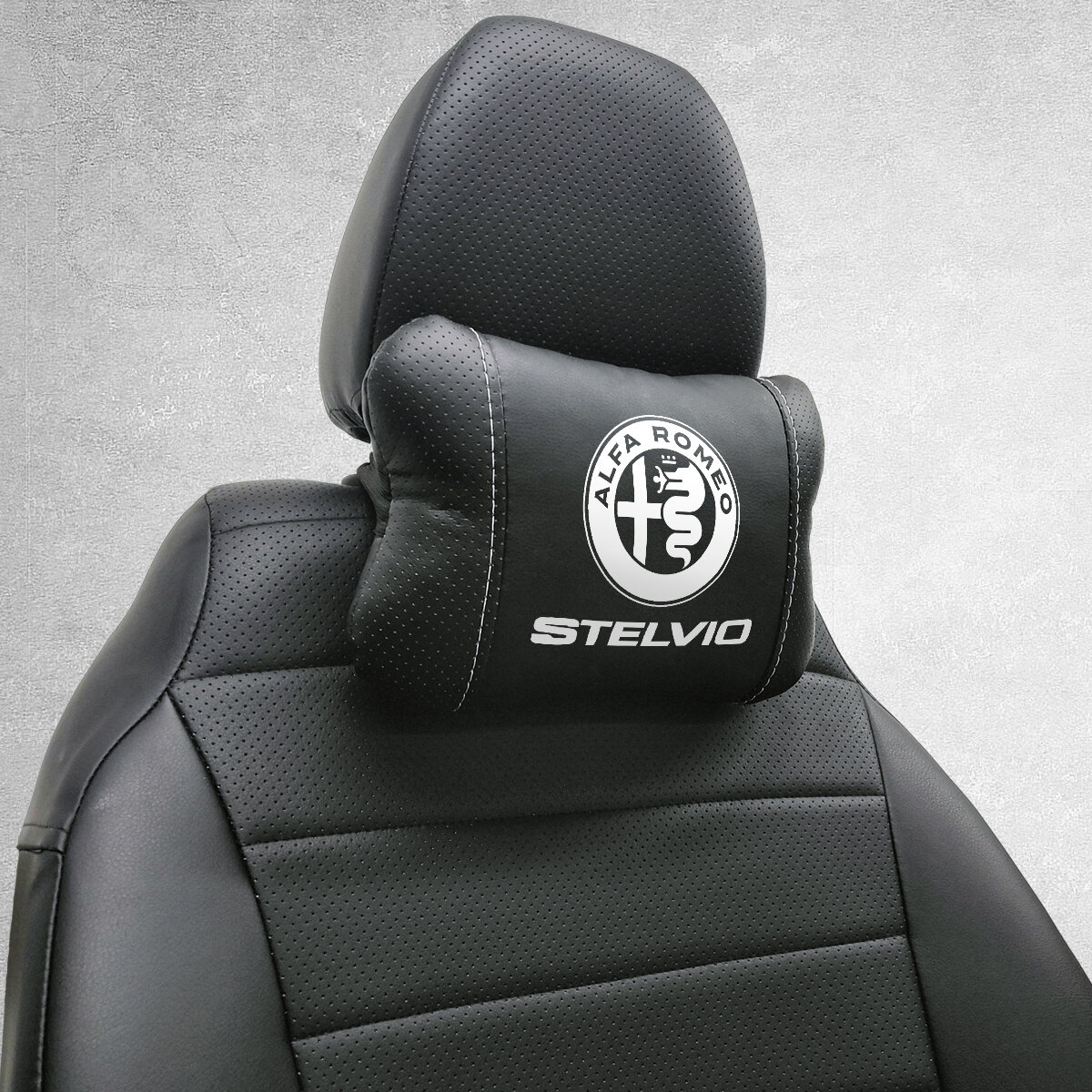 Подушка на подголовник автомобиля, под шею с логотипом Alfa Romeo Stelvio. Тюнинг аксессуар для альфа ромео стелвио.