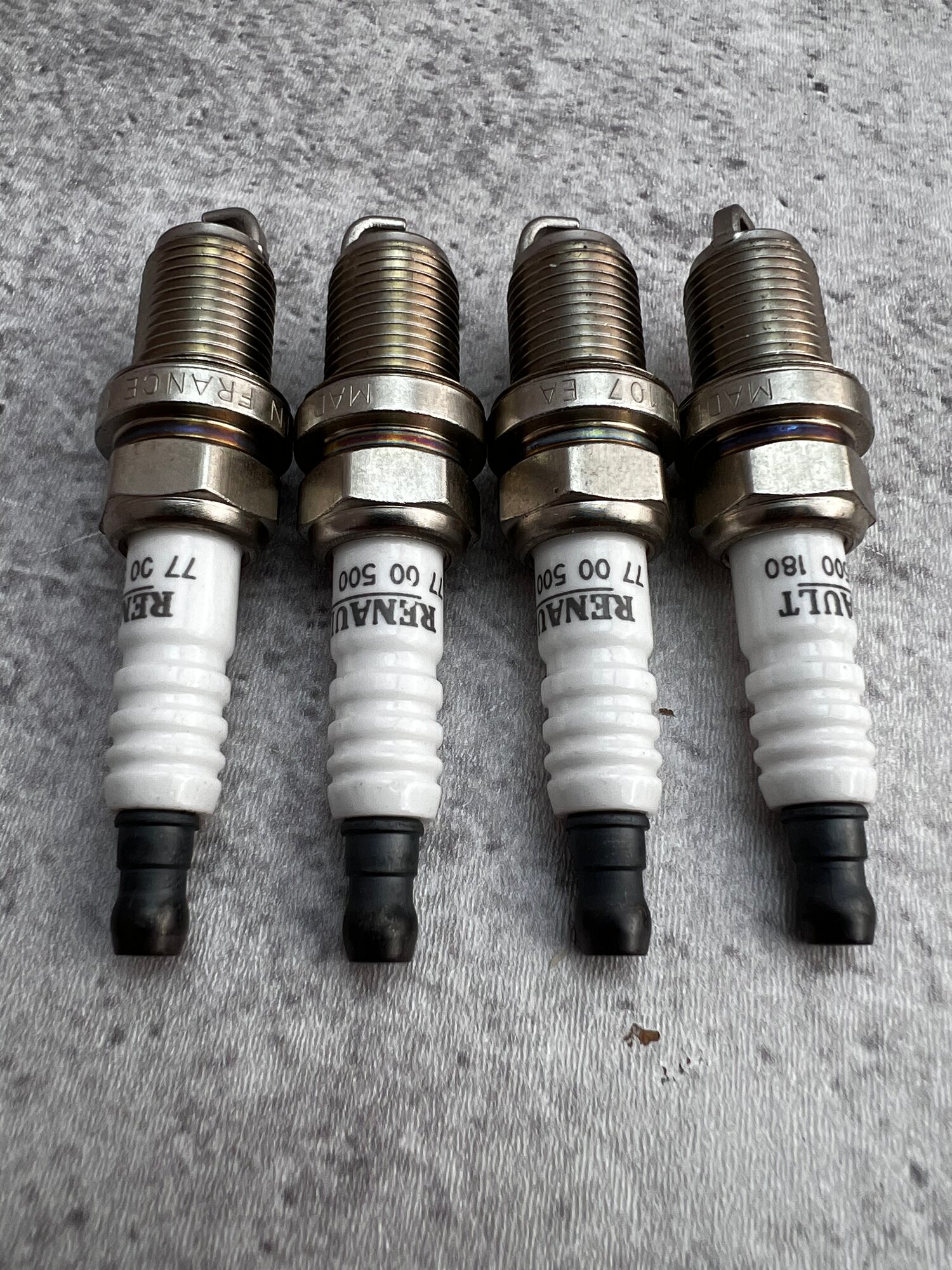 Свечи зажигания комплект, 4 шт. RENAULT 7700500180 (новый тип, вместо 7700500155) . Renault Captur Clio Duster Kangoo Fluence Megane Laguna Logan Safrane Scenic Symbol Twingo. 1 электрод — фото 1