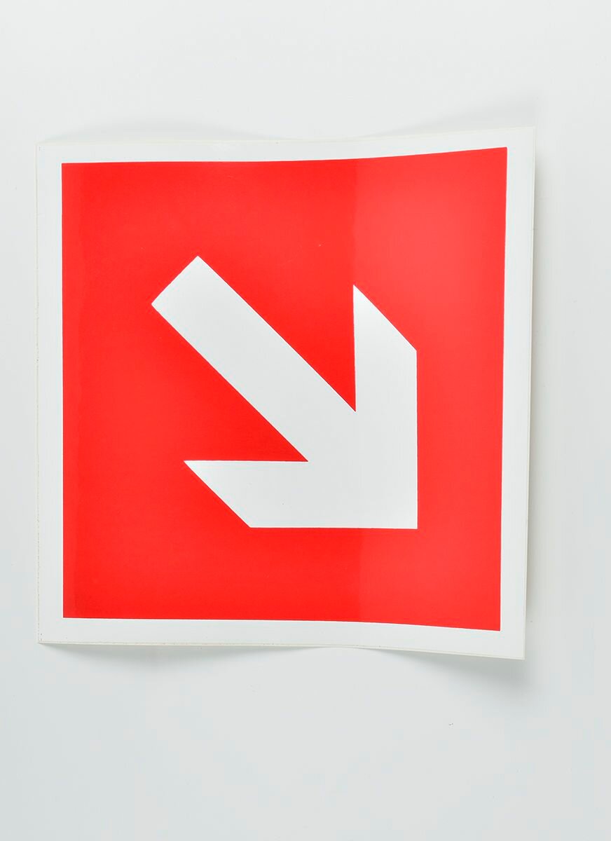 Пожарный знак F01-02 Направляющая стрелка под углом 45градусов 200х200 мм