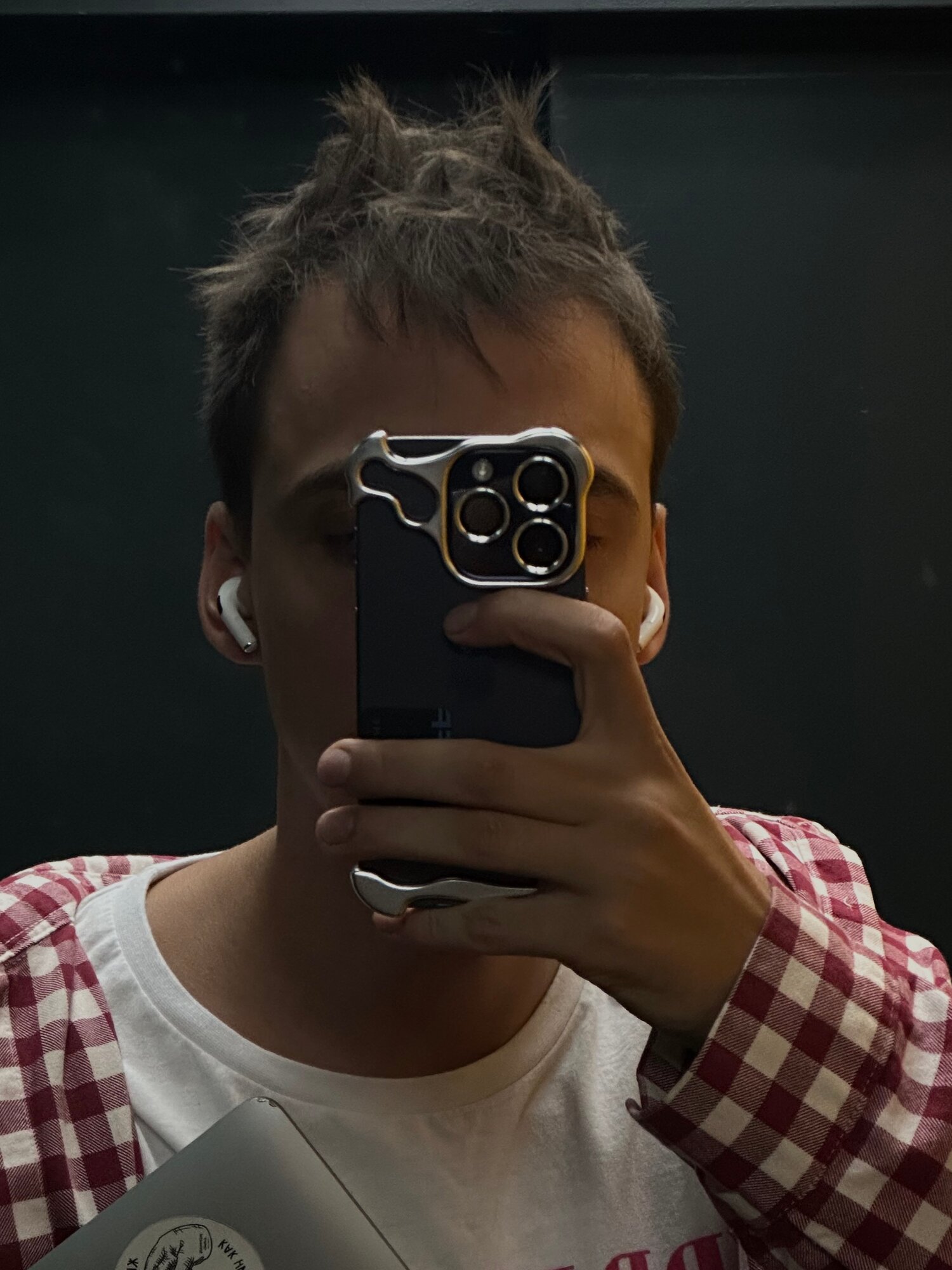 Чехол на iPhone 15 Pro металлический с защитой камеры и поддержкой беспроводной зарядки — фото 1