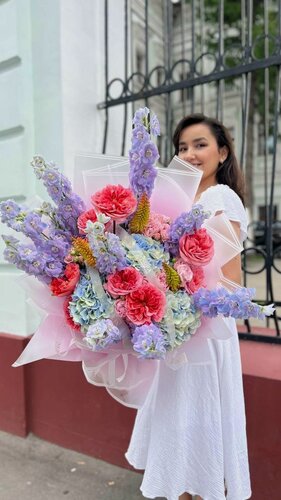 Изображение товара Букет живых цветов NURA FLOWERS, дельфиниум 10, роза пионовидная 10, роза кустовая 10, эриморус 10
