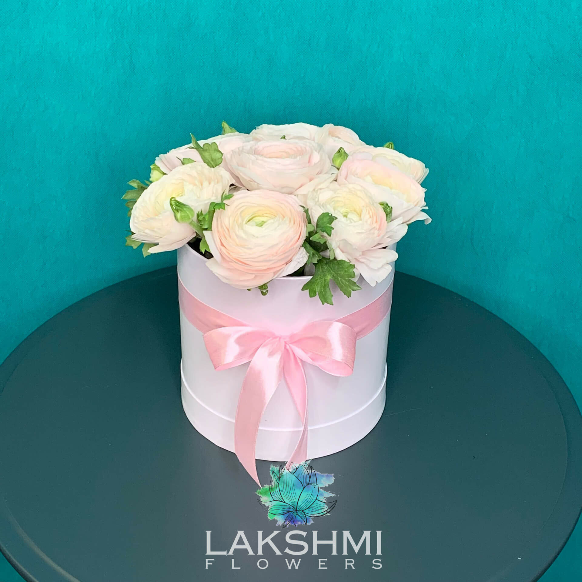 9 ранункулюсов / 9 кремовых ранункулюсов сорта «Ханой» в шляпной коробке