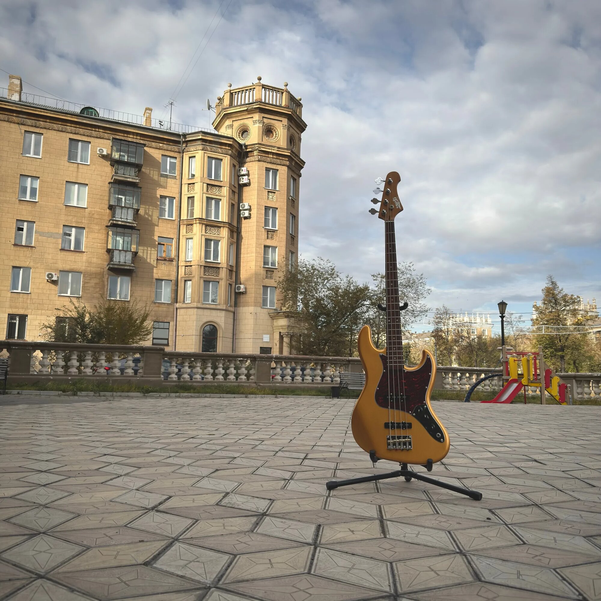 Бас-гитара JET Guitars JJB-300 Jazz Bass Rosewood FB Gold — фото 1