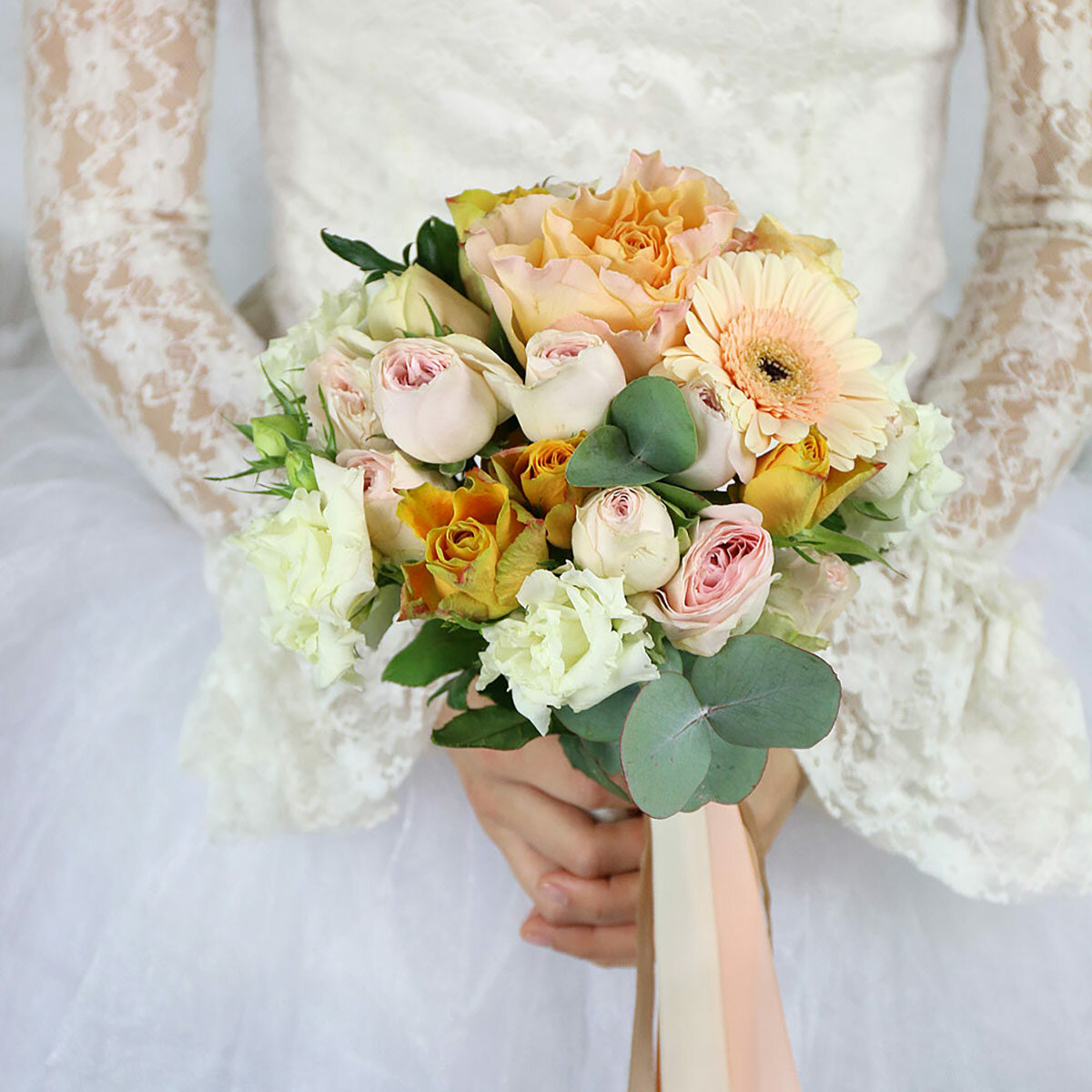 Букет невесты Букет Маркет герберы розы лизиантусы белый