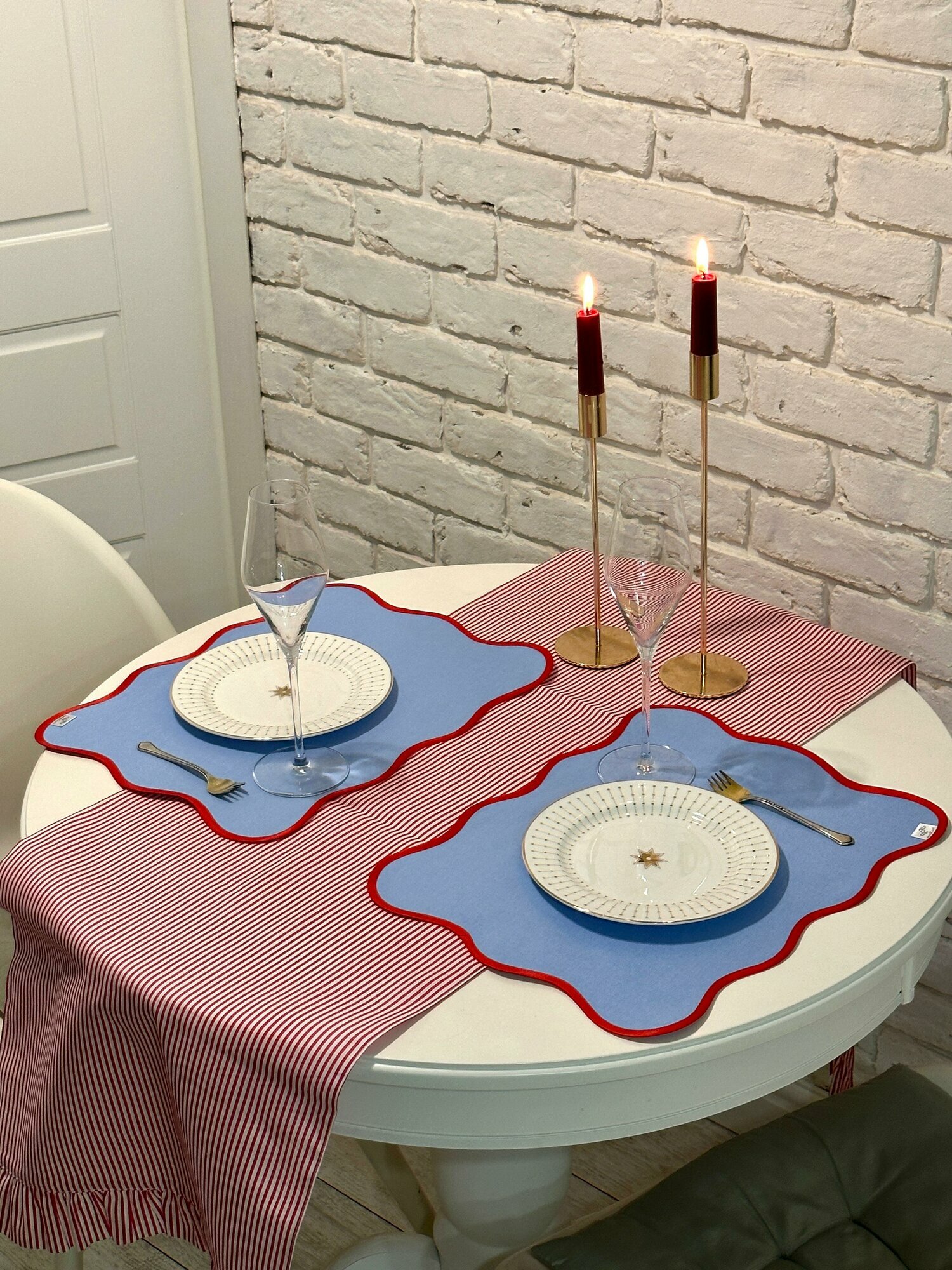 Сервировочные салфетки на стол плейсматы голубые с красным кантом фигурные новогодние 2 шт. 30*40 см.