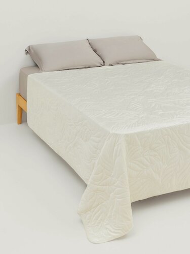 Изображение товара Покрывало, 220х240 см, стеганое, вельвет/микрофибра, молочное, Листья, Stitch velvet, Kuchenland