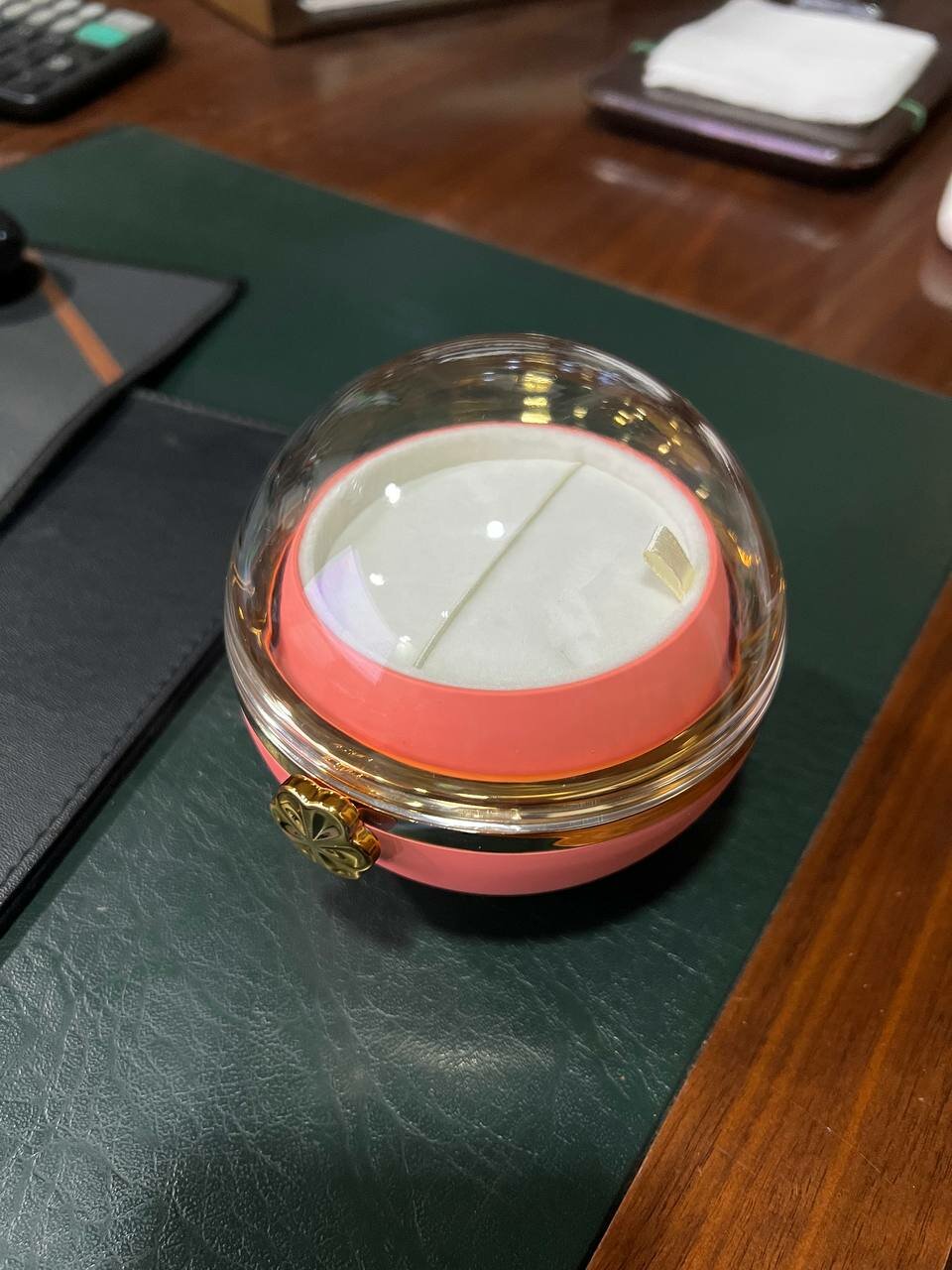 Подарочная шкатулка для кольца с розой под куполом — фото 1