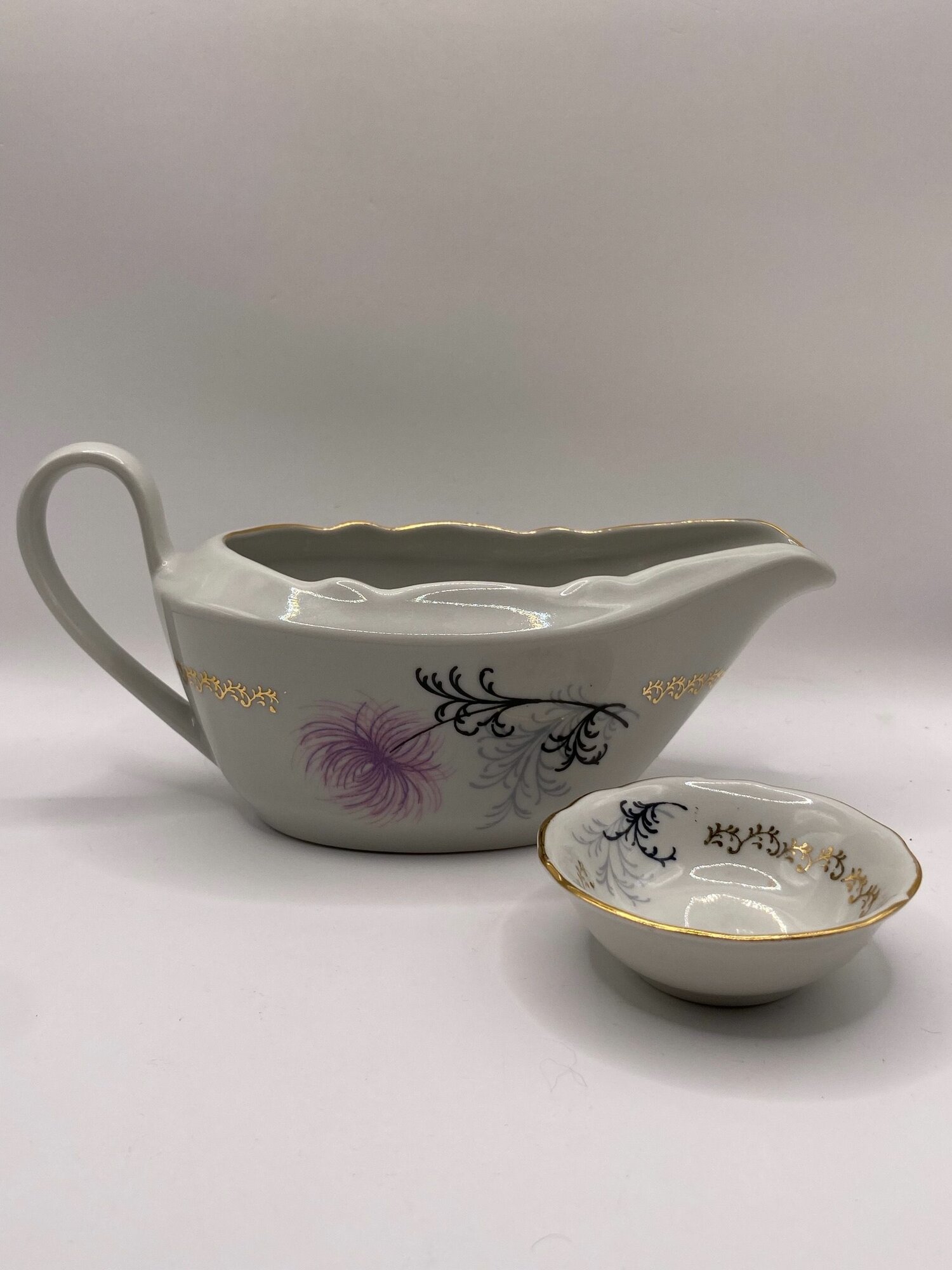 Соусник с ручкой, солонка. Украшенные цветочным декором. СССР. Фарфор. Позолота. Деколь. Рига.