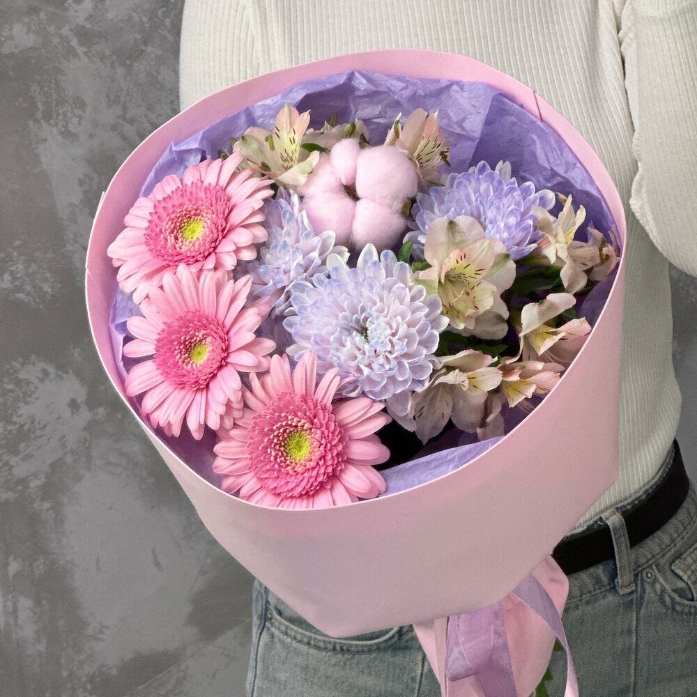 Нежный букет с герберами сиреневой хризантемой и альстромерией