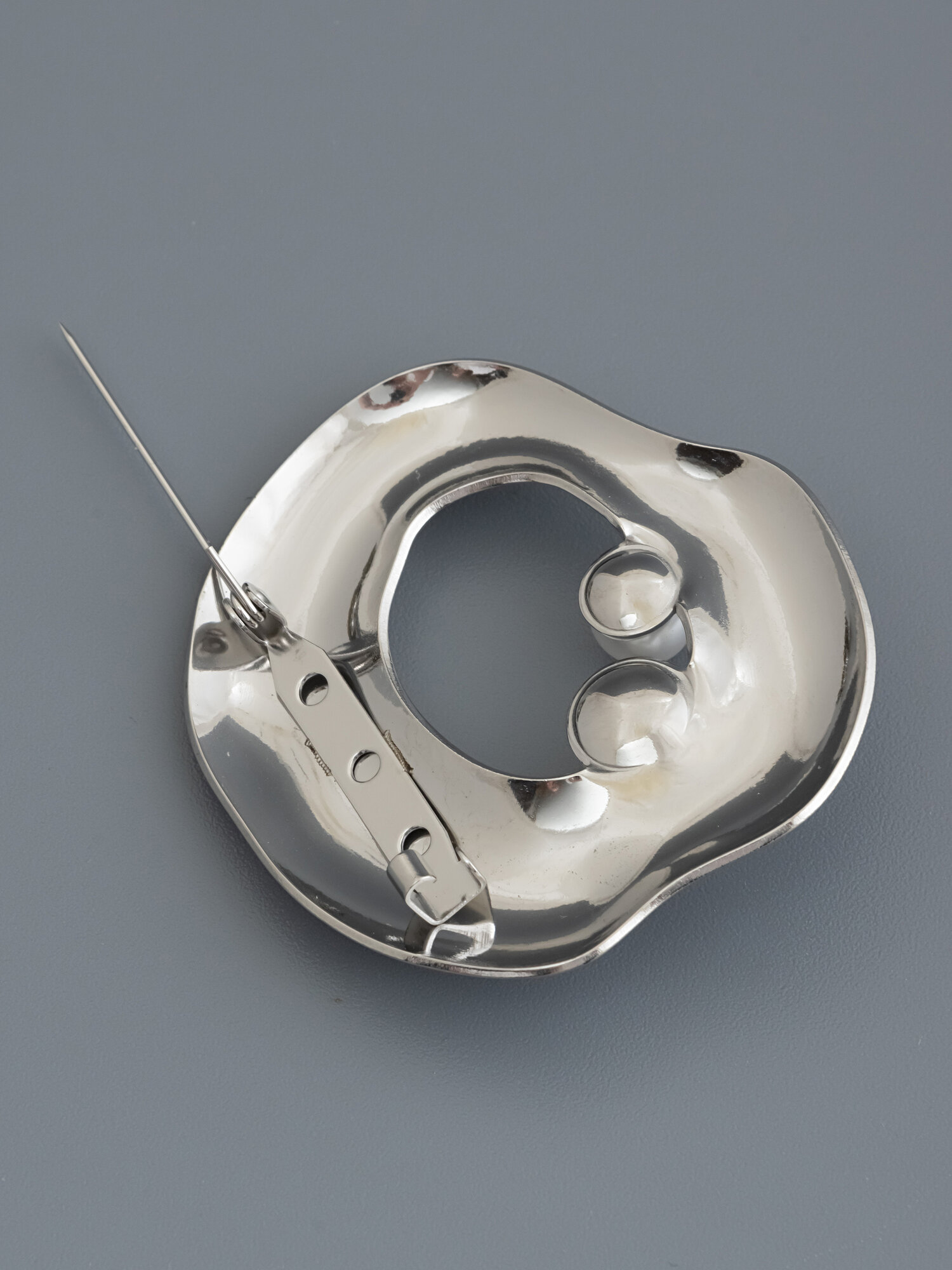 Брошь ЖемАрт, жемчуг имитация, 1 шт., серебристый/белый — фото 1