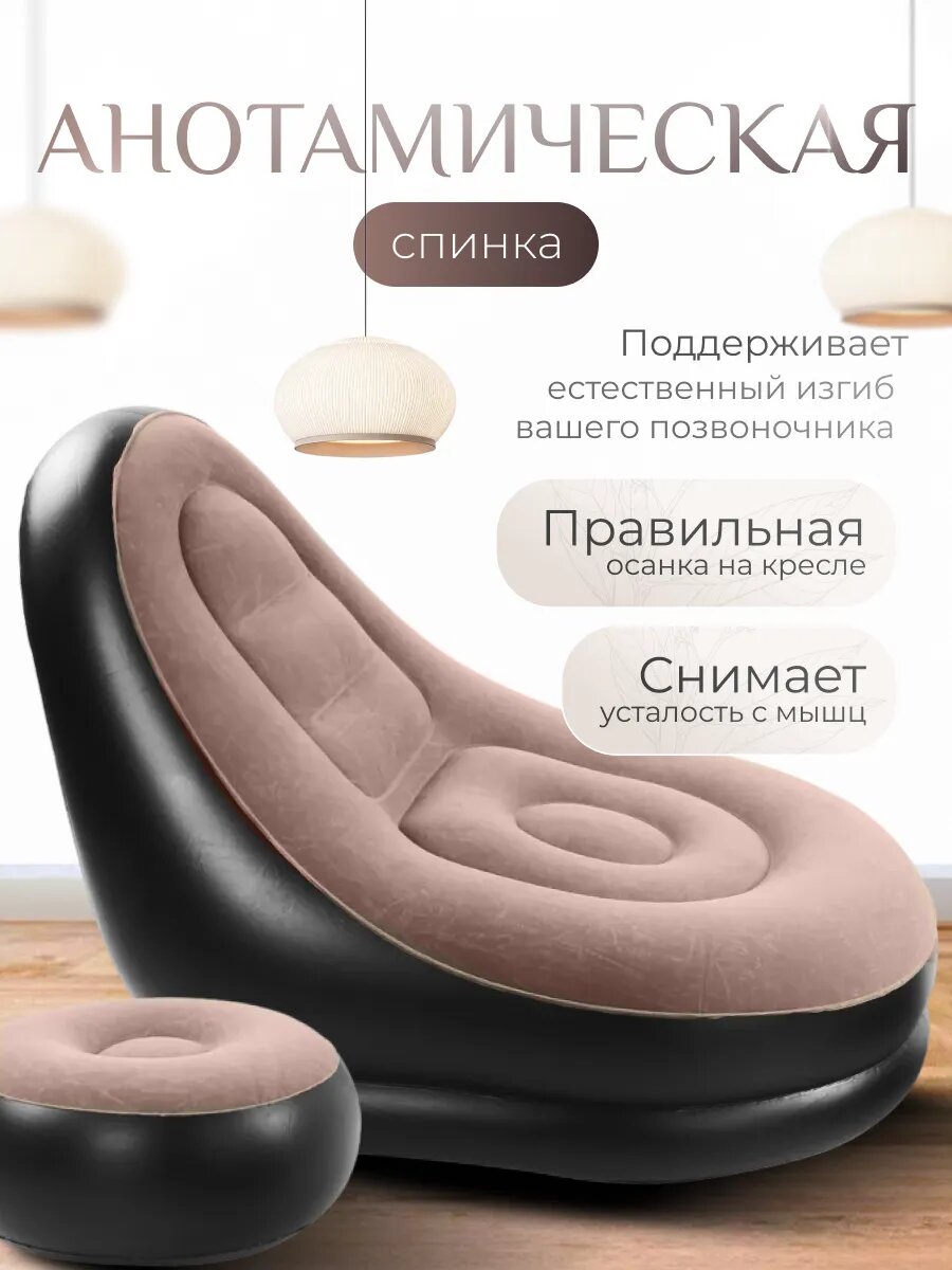 Курьер передает коробку с надувным креслом покупателю у двери