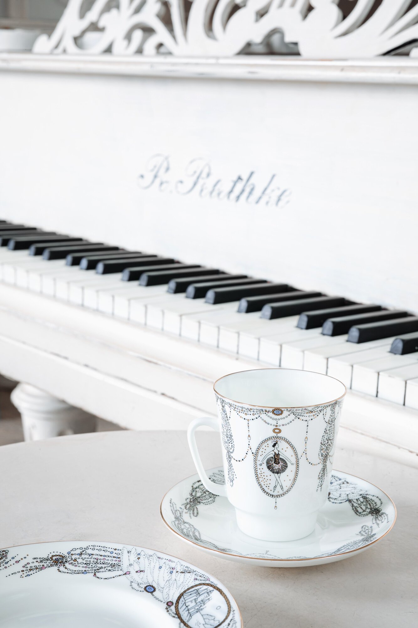 Трехпредметный кофейный сервиз, Балет " Лебединое озеро", костяной фарфор, форма Майская, Императорский фарфоровый завод — фото 1