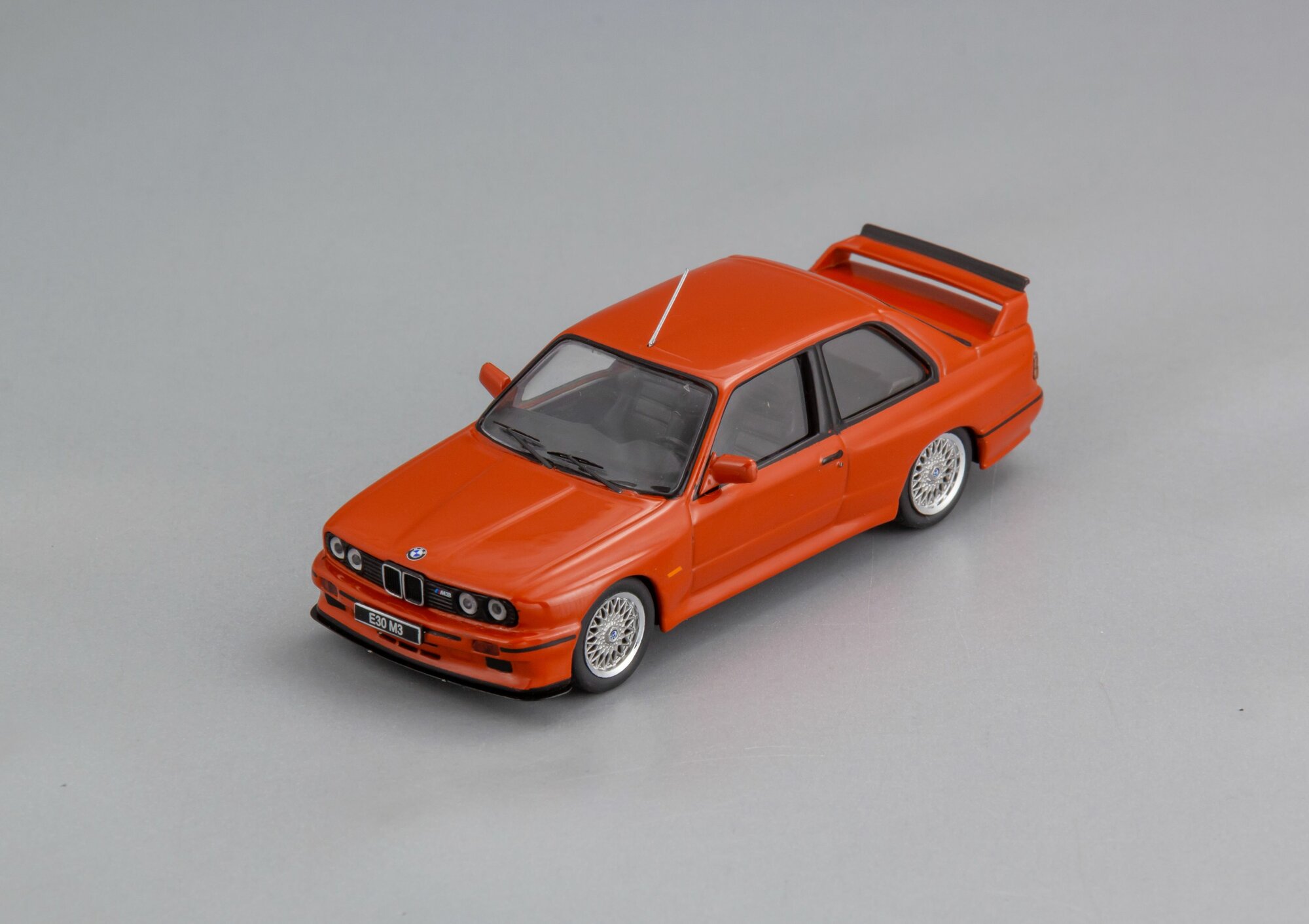 Коллекционная масштабная модель 1:43 BMW M3 (E30) Sport Evolution - 1990 от IXO