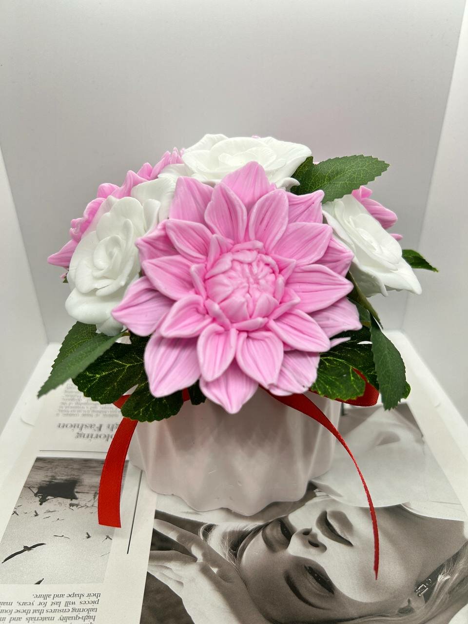 Букет георгины с розой в кашпо