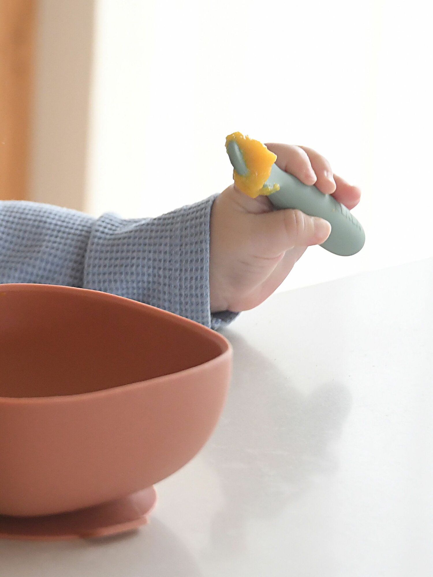 BEABA набор из двух силиконовых ложек, для кормления детей, 4М+ в блистерной упаковке — фото 1