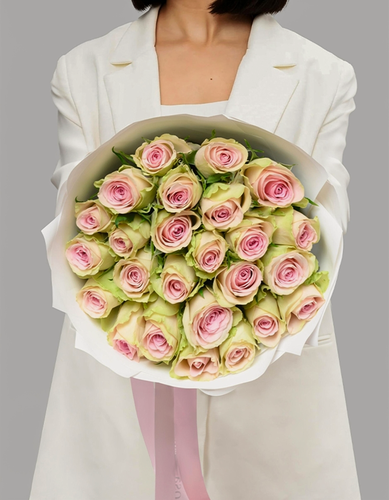 Изображение товара Букет из 27 кенийских роз Тривиа, Rosa di Luna, дизайнерская упаковка