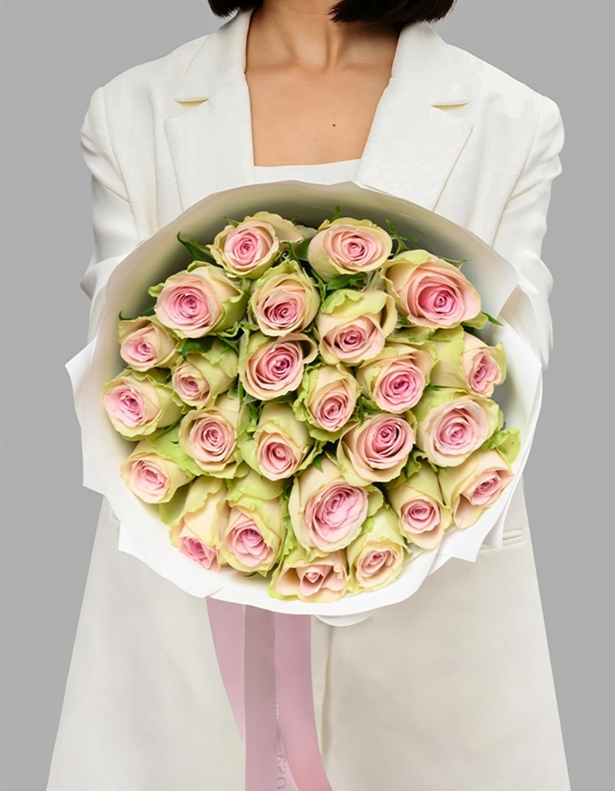 Букет из 37 кенийских роз Тривиа Rosa di Luna дизайнерская упаковка